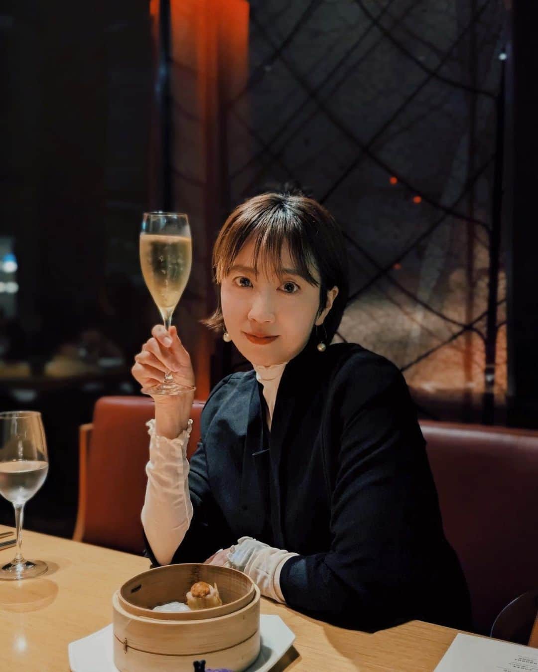 渡辺由布子のインスタグラム：「🥂  今年で開業20周年を迎える「GRAND HYATT TOKYO」  そうそう、あの頃は都心に今ほど外資系ホテルがなくて、六本木のド真ん中に誕生したピカピカのランドマークは、ミーハーな私たち（当時大学生）の遊びを見事にアップデートしてくれました。  待ち合わせ場所の定番だった「フィオレンティーナ」、休日ブランチには「フレンチキッチン」、女子会やお祝いごとには「オークドア」、音や空間に酔いしれたい夜には「マデュロ」…  “グラハイ”と共に歩んできた20年。想い出がいっぱい。 ・ ・ ・ そんな #グランドハイアット東京 では、開業20周年を記念したスペシャルメニューや、豪華プレゼントが当たるSNSキャンペーンを開催中。  今回は「チャイナルーム」にご招待いただき、飲茶やアワビ、上海蟹など本格中華と、シャンパンフリーフロー付き記念コースを堪能してきました🤤  共に歳を重ねてきた同志？ 二人の美女と一緒に♡ @yuukisahara  @ki45m   🍽開業20周年お祝いフリーフローコース（¥20,000） 2023年4月1日（土）~ 6月30日（金） 18:00 ~ 21:00（Free Flow 90分制）  ◻️前菜 チャイナルーム前菜盛り合わせ ◻️点心 鮑のせ豚肉と海老の焼売 トリュフ入りホタテ蒸し餃子 ◻️スープ タラバ蟹と上海蟹のスープ 燕の巣添え 釜焼き北京ダック ◻️海鮮 鮑と野菜の塩炒め ◻️肉 十勝ハーブ牛サーロインのブラックペッパー炒め ◻️麺飯 トリュフとキノコの炒飯 ◻️デザート盛り合わせ 杏仁豆腐 マンゴープリン ゴマ団子  詳細は公式サイトやアカウントをチェックしてみてね。  祝20年！そりゃ私も歳をとったな。  #GrandLove2023 ♡  🏷 GRAND HYATT TOKYO /CHINA ROOM 📍 @grandhyatttokyo 🗾 #Roppongi （#六本木 ）#TOKYO （#東京 ） 🌎 #🇯🇵 #Japan （#日本 ）」