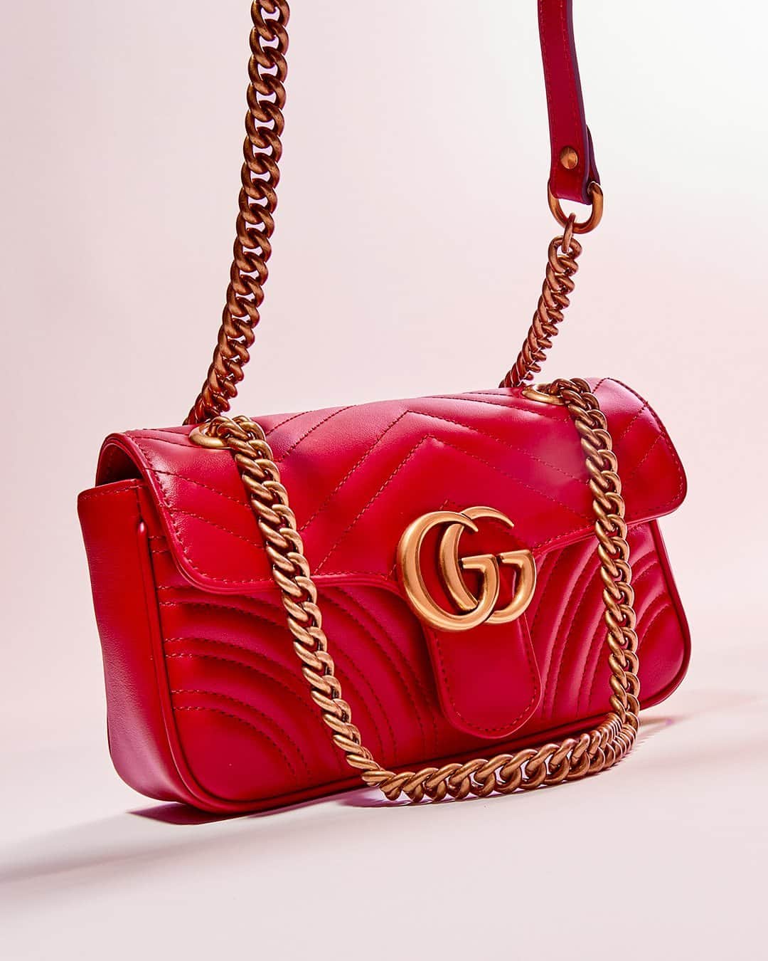 GILTのインスタグラム：「A more perfect bag doesn’t exist. Tap to shop the #Gucci GG Marmont Small Shoulder Bag.」