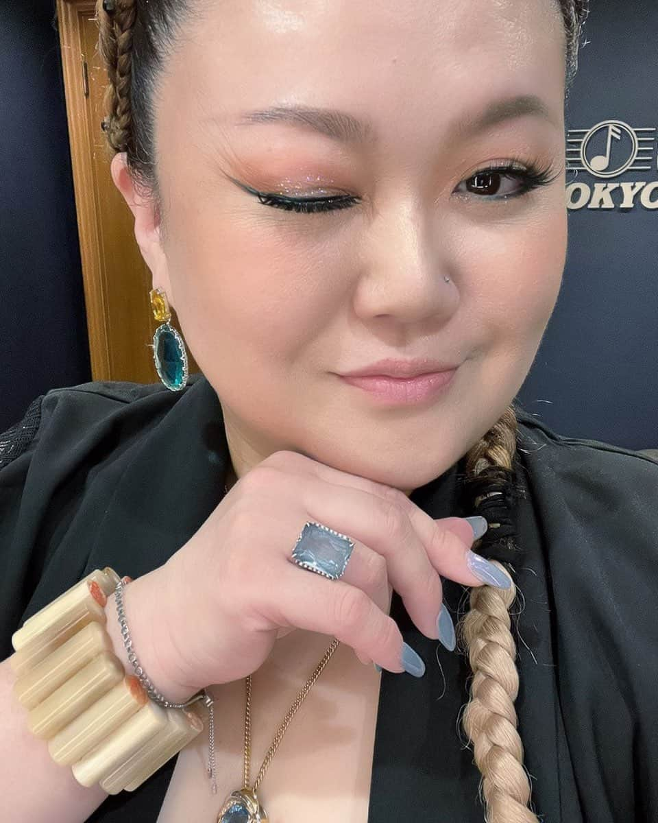 YURIさんのインスタグラム写真 - (YURIInstagram)「BLUENOTE TOKYO show#5&6終了。 全てにおいて日本一の ライブハウスだと思う✨ 私達アーティストに対しての 優しさや思いやり、、、最高な気分でステージに立てる🎤 感謝しか無いです。 いつか私のソロライブもやりたい！有難う♥️ ♥️🔥🎤✨  Bluenote Tokyo is on another level. Love performing here~ Hands down the bestest to us artists… and the food?!  OMG 💯💯💯 Your hospitality is everything!! Thank u♥️♥️♥️  #久保田利伸 #YURI #유리 #가수 #일본 #artist #singer #songwriter #flutist @bluenotetokyo」5月8日 0時17分 - divafreshyuri