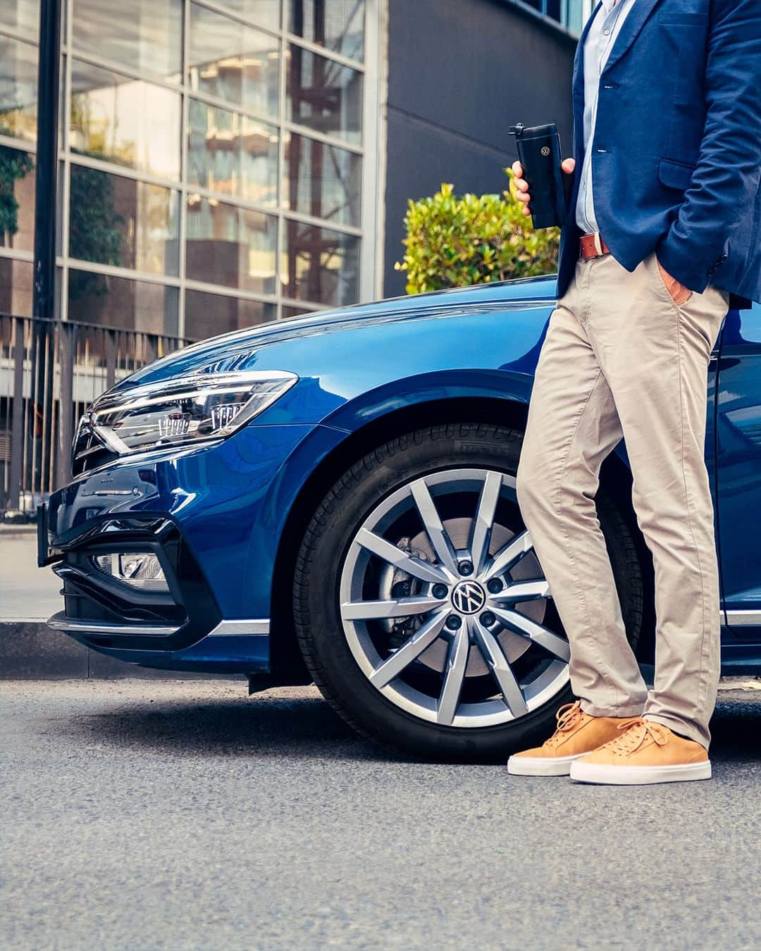 フォルクスワーゲンさんのインスタグラム写真 - (フォルクスワーゲンInstagram)「Stylish in every detail. 💙 #stylish #urban #vwpassatvariant #volkswagen #vw  The vehicle displayed shows optional equipment.」5月8日 0時29分 - volkswagen