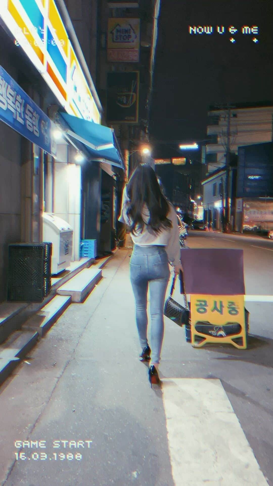 渋谷ゆりのインスタグラム：「@almoore_official  소우네…또 올게😭💓韓国で美容オタしてたら1ヶ月以上経ってた🥺I’m gonna miss here #korea   short hoodie/ gray / M @almoore_official  natural up tops bra / black / M @almoore_official  shoes @louboutinworld bag @chanelofficial   #ALMOORE #athleisure #アスレジャー #韓国 #ソウル #seoul #トレーニングウェア #フィットネスウェア #筋トレ女子 #健身女孩 #美尻 #美脚 #美臀 #美腿 #スポーツブラ #スパブラ #運動內衣 #運動文胸 #美容オタク」