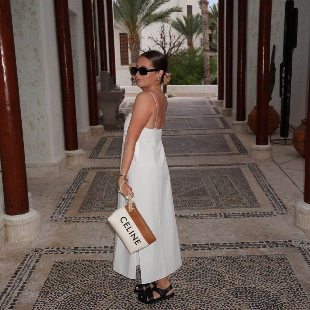 アシュレイ・ティスデイルのインスタグラム：「My husband loves having to take these pics of me 😝」