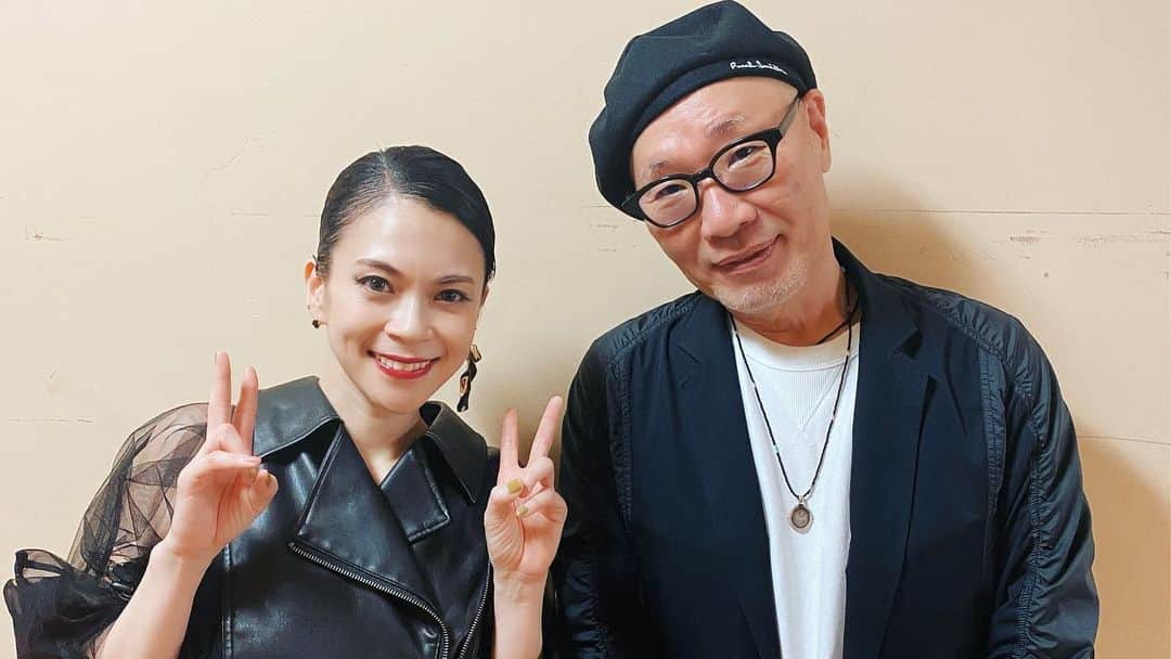 小柳ゆきのインスタグラム：「デビュー前から大変お世話になっている「あなたのキスを数えましょう」の生みの親、中崎英也さんのステージにお招き頂きました。  「あなきす」と「ア・カ・シ」も20年以上ぶりに歌唱！  そしてステージ袖で作家の中崎さんが聴いているという、なんとも身の引き締まる状況でした…‼︎  しかし出演者の皆様の演奏とパフォーマンスがとても素晴らしく楽しくて、いつの間にか汗だくで歌っていました笑笑  とてもハッピーなステージだったなぁ✨  終演後は2017年にBillboardツアーでコーラスをしてくれていた超絶ボーカルのJUDYさんにも久しぶりに会えて、当時の話しや龍の話を少ししました🐉笑笑  しかし雨すごい日でしたね💦 そんな中駆けつけてくれた皆様。 有難うございました😊」