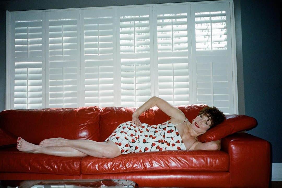 レイチェル アントノフのインスタグラム：「Susie on film for SS23 shot by Luisa ♥️💋❣️‼️🍓📍💄」