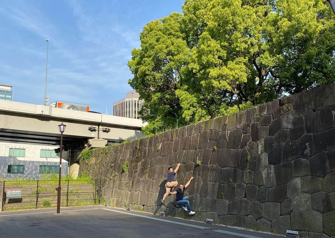 平山ユージさんのインスタグラム写真 - (平山ユージInstagram)「山野井さんとの出会いが小学館のアルパインクライマー4巻に描かれています。是非読んで下さい✨✨🙌🙌  また続く第5巻は8月末発売となりますが、これまた凄い内容になると思います‼️こちらも是非✨✨👍👍  @bc_mgmt  @basecamponlineshop   #よこみぞ邦彦 #山地たくろう  #小学館 #アルパインクライマー #単独登攀者山野井泰史の軌跡 #常盤橋公園」5月8日 0時38分 - yuji_hirayama_stonerider