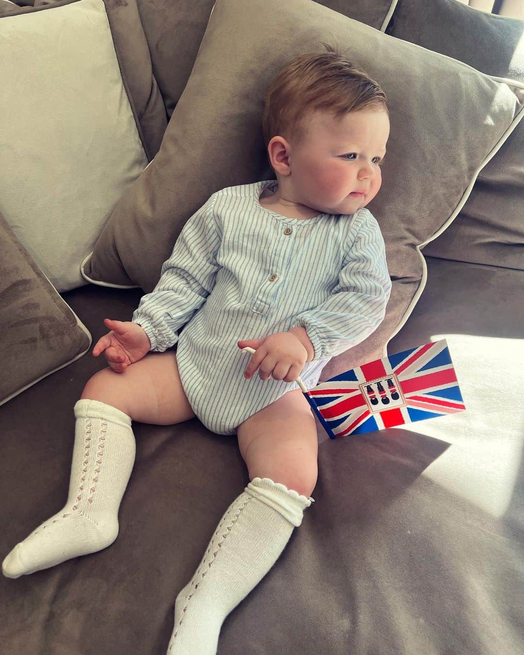 Jessica Wrightさんのインスタグラム写真 - (Jessica WrightInstagram)「Happy coronation weekend from my Prince Prezzles 👑 🇬🇧 (trying to get him dressed which is always a fight & get this picture has made me sweat all my make up off & im walking out the door in god knows what outfit 🙃)」5月8日 0時35分 - jesswright77