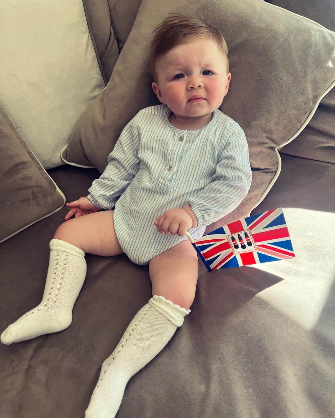 Jessica Wrightのインスタグラム：「Happy coronation weekend from my Prince Prezzles 👑 🇬🇧 (trying to get him dressed which is always a fight & get this picture has made me sweat all my make up off & im walking out the door in god knows what outfit 🙃)」
