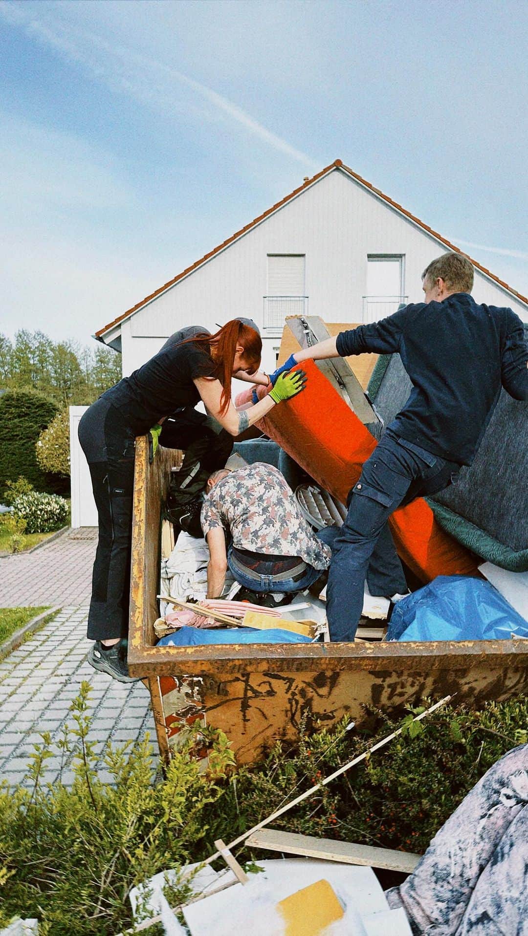 エイドリアン・コレシャのインスタグラム：「Tagebuch einer Messie-Wohnung (oder eher Haus). 7 Tage später haben wir alles beräumt. Ohne die Hilfe meiner Freunde und Euch hätte ich aufgegeben. Es ist noch nicht alles 100 % aber wir sind nahe dran. Ich bin erleichtert und unglaublich stolz auf das, was man alles schaffen kann 🥹. Danke an alle Helfer:innen und die verständnisvolle Nachbarschaft 🫶🏼.」