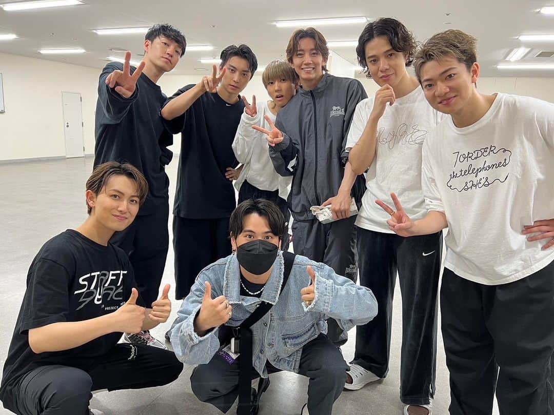 古謝那伊留のインスタグラム：「今日は幕張メッセで開催していました！ 7ORDER LIVE TOUR 2023 DUAL に行ってきました！！  歌、ダンス、バンド全てがカッコよくて 幕張メッセに立つ7人が凄く大きく見えました😭  本当にカッコ良くて良い刺激が沢山貰えました😭💕  残りの公演も怪我、病気なく最高のパフォーマンスを‼️  🌈Thank you 7ORDER🌈  #DUAL_7ORDER #DUALツアーやってますわ #7ORDER #SevenOrder」