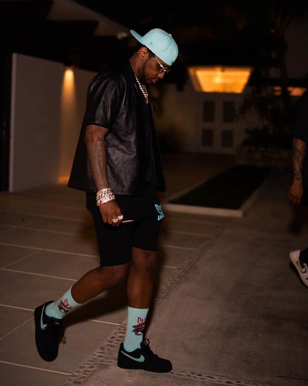 ファボラスのインスタグラム：「Tryna elevate, I just take the ups wit the downs.. If it escalate my ooter gon up it, he down.. Make em levitate, blick lift em up off the ground.. Im a heavyweight, I been tryna uplift the town..  You ain’t say that? Oh now we got puppets around.. I don’t play that, the homie can’t make up wit no clown This the Up Side, everything is 🆙 wit me now.. Down ass b!t€h, I got her acting uppity now Ain’t no getting back wit me when I’m up & she down.. Shit I just lost a parlay off a couple rebounds.. Thought y’all was happy for me, wassup wit these frowns.. I’m Big Fish, y’all mad y’all can’t guppie me now.. Stay Hungry, Never Thirsty.. my cup wit me now.. Seen me drop a bag, I’m her cup of tea now.. Moving on up, Jefferson’s Upper East now.. Coulda up the middle finger 🖕🏾 , but I up’d the peace now ✌🏾 [shot by @princedaphotographer]   #ELEVATE」