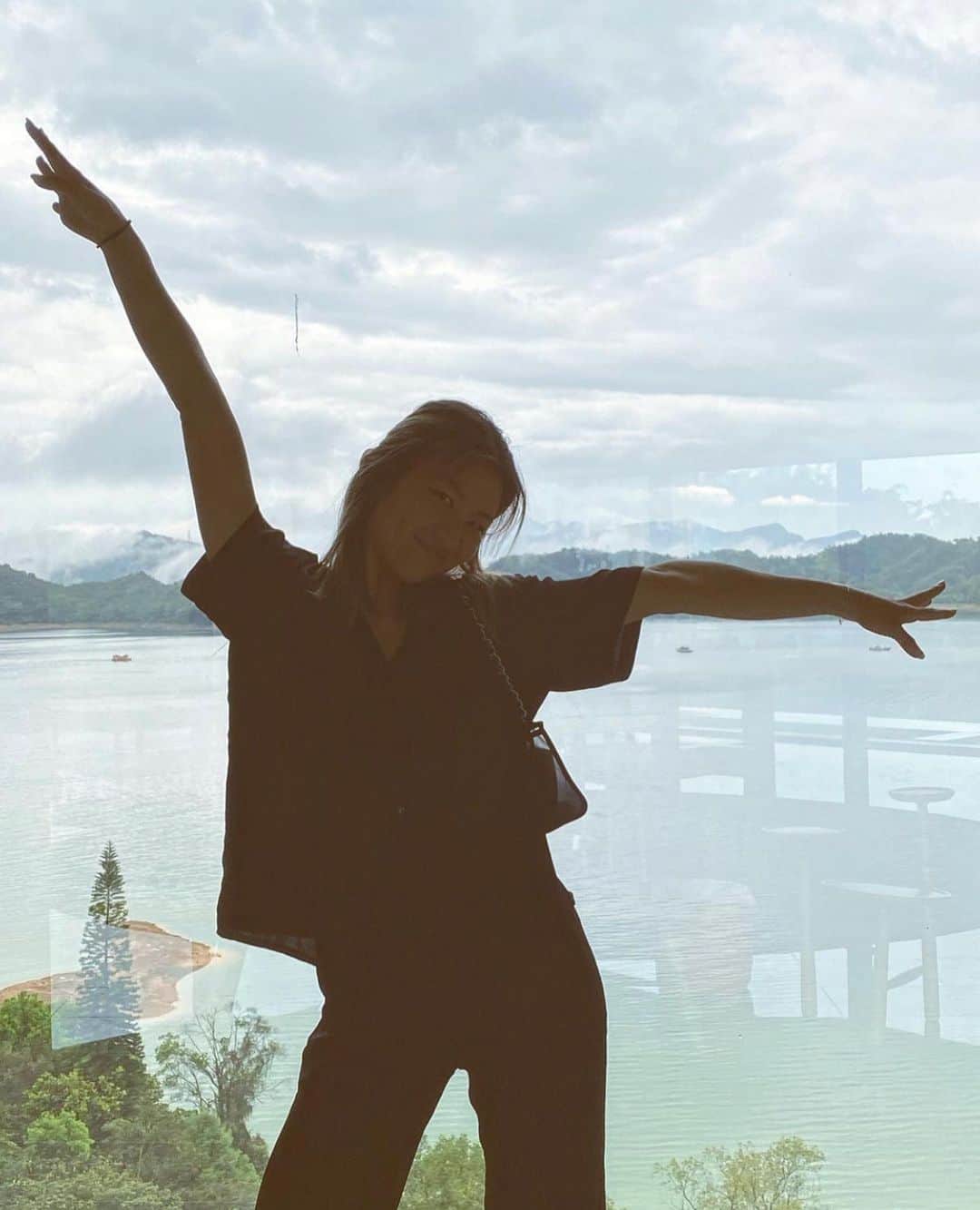 エビアン・クーのインスタグラム：「I am bummed that I didn’t get to jump in 😩 @5_an9 we are coming back again!  台湾でぜひ来て欲しいところ。 台北から3時間運転、日月潭。 こんな綺麗な川。泳ぎたかったあ🥺 また戻ってきます」