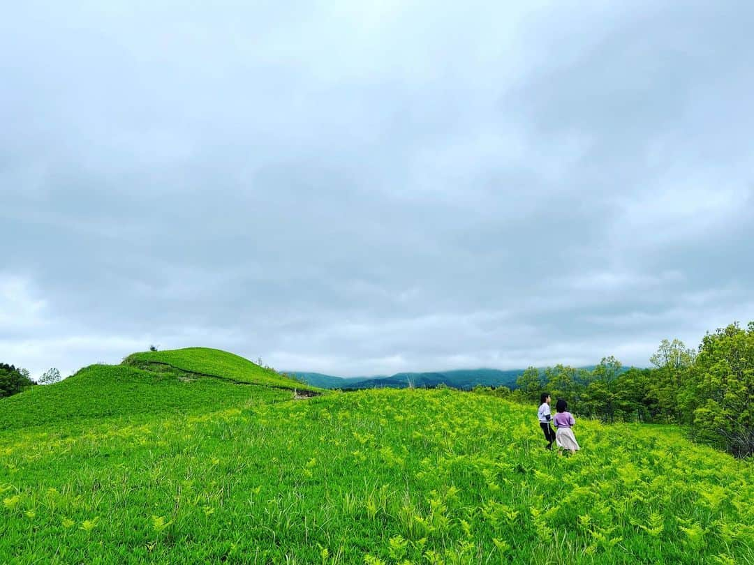 齊藤美絵のインスタグラム：「今年のGWは、 たくさんの魅力的な方達に逢って、 大好きな場所に行って、 畑や、作品や、自然から 幸波動をいただきました🌏✨  EarthFoodLab.のメンバーやその家族、 また食材を使わせていただいている 生産者の皆さんとも濃厚な時間を過ごし、 お仕事やプライベートという線を越えて 全てが調和し、繋がる瞬間、瞬間に感謝の毎日。  圧倒的に才能豊かで、 氣遣いに溢れた愛ある方達と共に 次々と起こる奇跡のような現実を 体感させていただいています。  小さな一歩一歩の積み重ね、 弛まぬ努力も大事にしながら 楽しいや美味しい、美しい、嬉しい ありがたい！という喜びや 好奇心を増幅させて、 様々形にしていく人がたくさん🌈✨  毎日のように逢う方達も、 お久しぶりの方達も、 突然の再会も 初めましての方達も 宇宙も目まぐるしく変化する この期間に逢ってくださり ありがとうございました🪐✨  #大分　#竹田 #oita #takeTa #GW #GWの竹田 #earthfoodlab #地球食べもの研究所 #人と地球に健やかな食 #人と地球に健やかな暮らし #地球孝行 #アースフードプロデューサー #地域おこし協力隊 #フードマエストロ #foodmaestro #ツタエルヒト。」