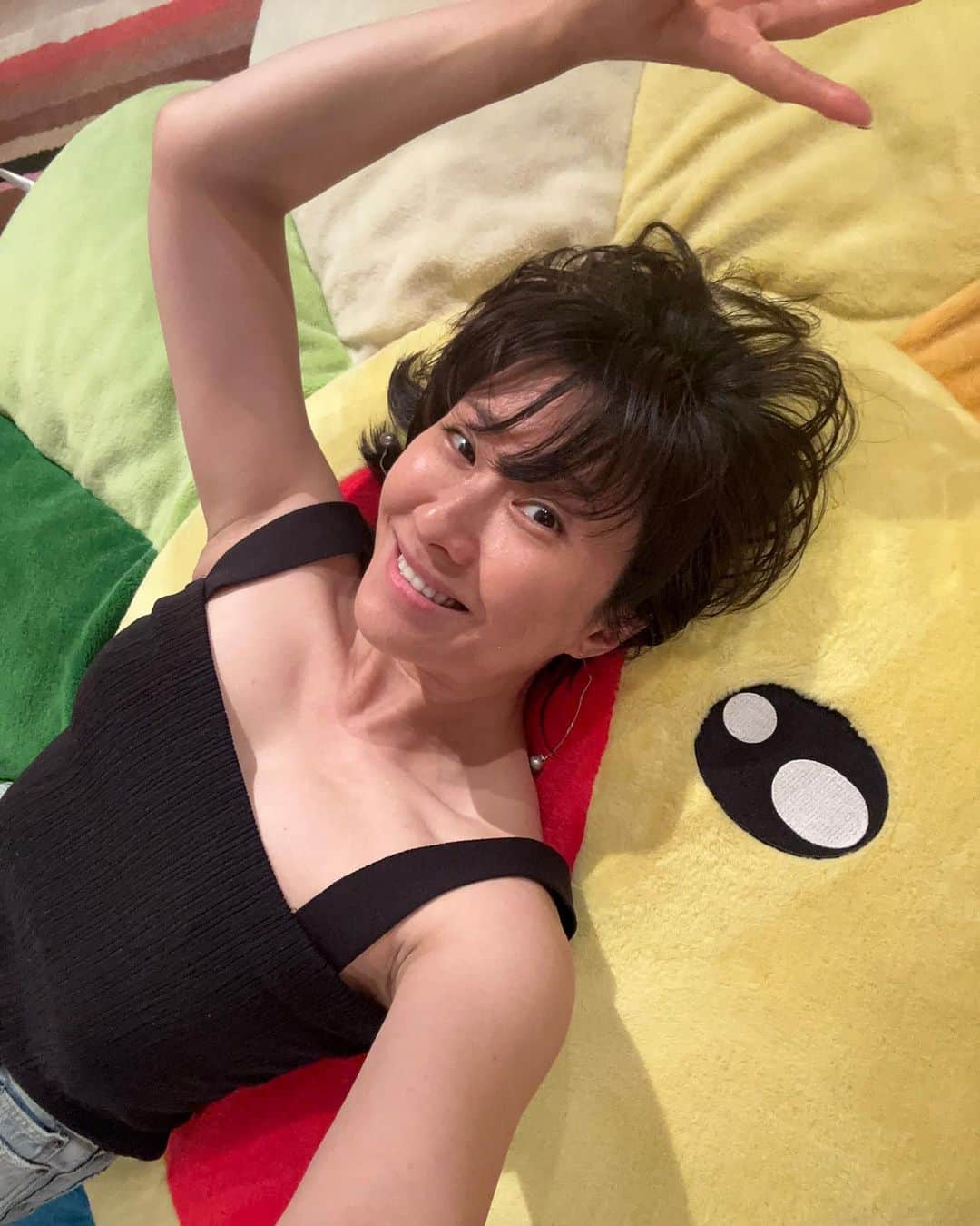 風間ゆみえのインスタグラム：「なかなか楽しいGWだったなぁ。  昨日のご機嫌な夜を回想しながら、特にどこか遠くに出かけたわけでもなく、仕事もしながらだったけど、なんだかやけにお休み気分を味わっていたみたい。ふふ。  明日から通常営業。  雨音を聞き、てるてる坊主って効くのかな…と考えながら、明日の撮影準備。雨が好きだからてるてる坊主とはあまり縁がないけど、雨を嫌がっていたひとがいて、2〜3回ほど作ったことあるな。  晴れたかは覚えていないけど。」