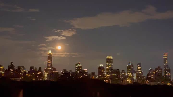 イマン・アブドゥルマジドのインスタグラム：「Last night’s full moon magic #BlessedSunday」