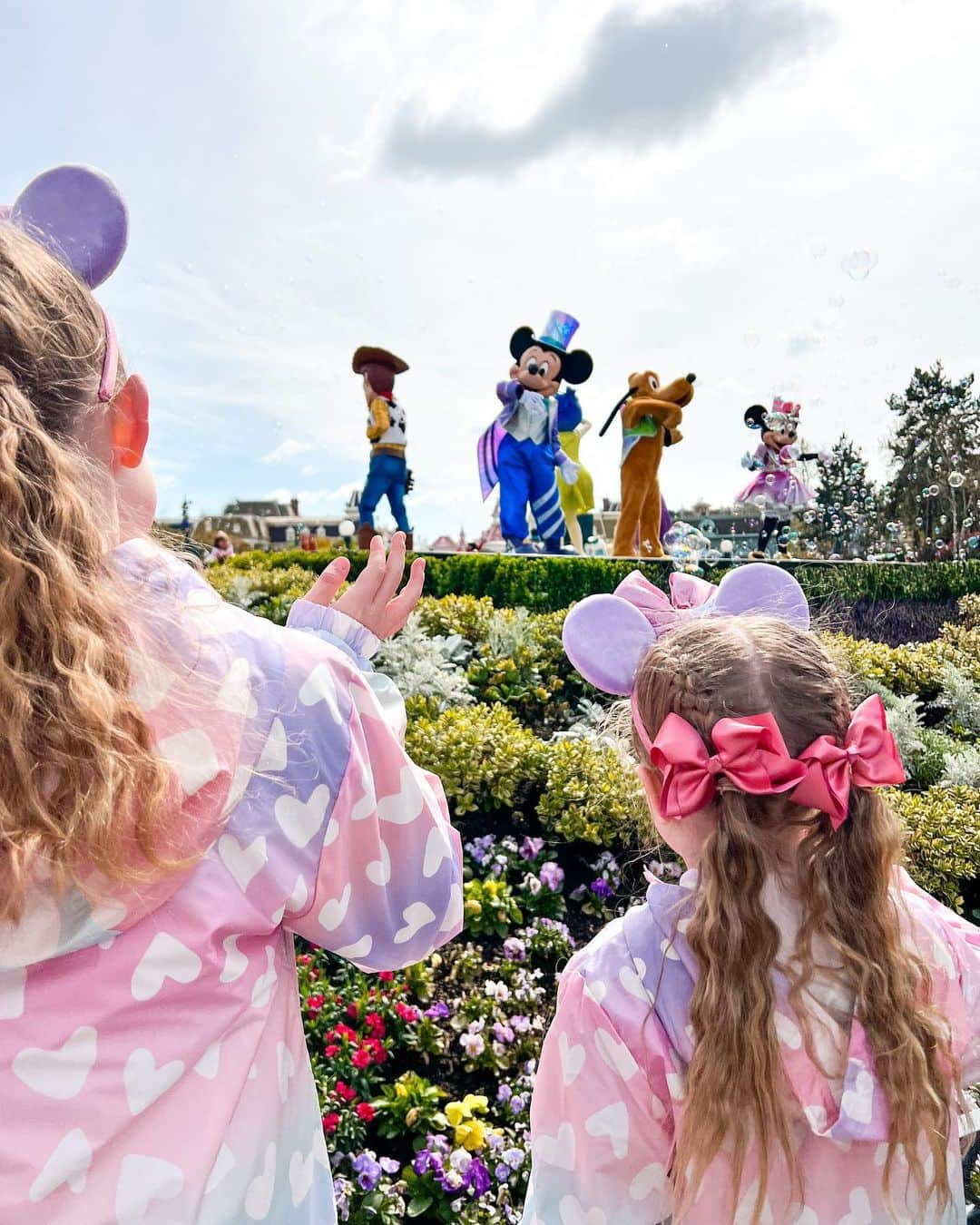 ルイーズ・ペントランドさんのインスタグラム写真 - (ルイーズ・ペントランドInstagram)「Bonjour! 🔗Link in the bio for my brand new Disney Vlog!!! ☺️💕🎉 Come with us for our first full day in the parks, watching the AMAZING dream & shine parade, touring the castle, riding sooo many attractions and eating in the funnest themed restaurant ever! Guess which one!  Let me know, what’s your best Disney memory EVER? (Doesn’t need to be from the parks, could be your fave film, singing the songs in the car etc!) ✨💕🤍  #DisneylandParis #DLP #DisneyVlogger #DisneyVlog #LouisePentland」5月8日 0時56分 - louisepentland