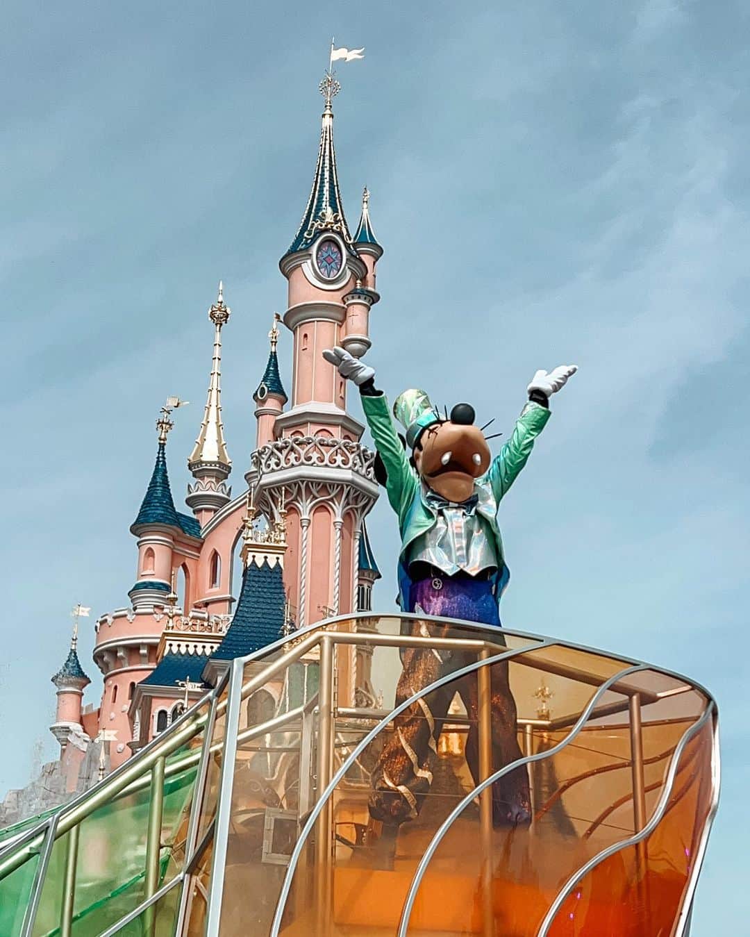 ルイーズ・ペントランドさんのインスタグラム写真 - (ルイーズ・ペントランドInstagram)「Bonjour! 🔗Link in the bio for my brand new Disney Vlog!!! ☺️💕🎉 Come with us for our first full day in the parks, watching the AMAZING dream & shine parade, touring the castle, riding sooo many attractions and eating in the funnest themed restaurant ever! Guess which one!  Let me know, what’s your best Disney memory EVER? (Doesn’t need to be from the parks, could be your fave film, singing the songs in the car etc!) ✨💕🤍  #DisneylandParis #DLP #DisneyVlogger #DisneyVlog #LouisePentland」5月8日 0時56分 - louisepentland