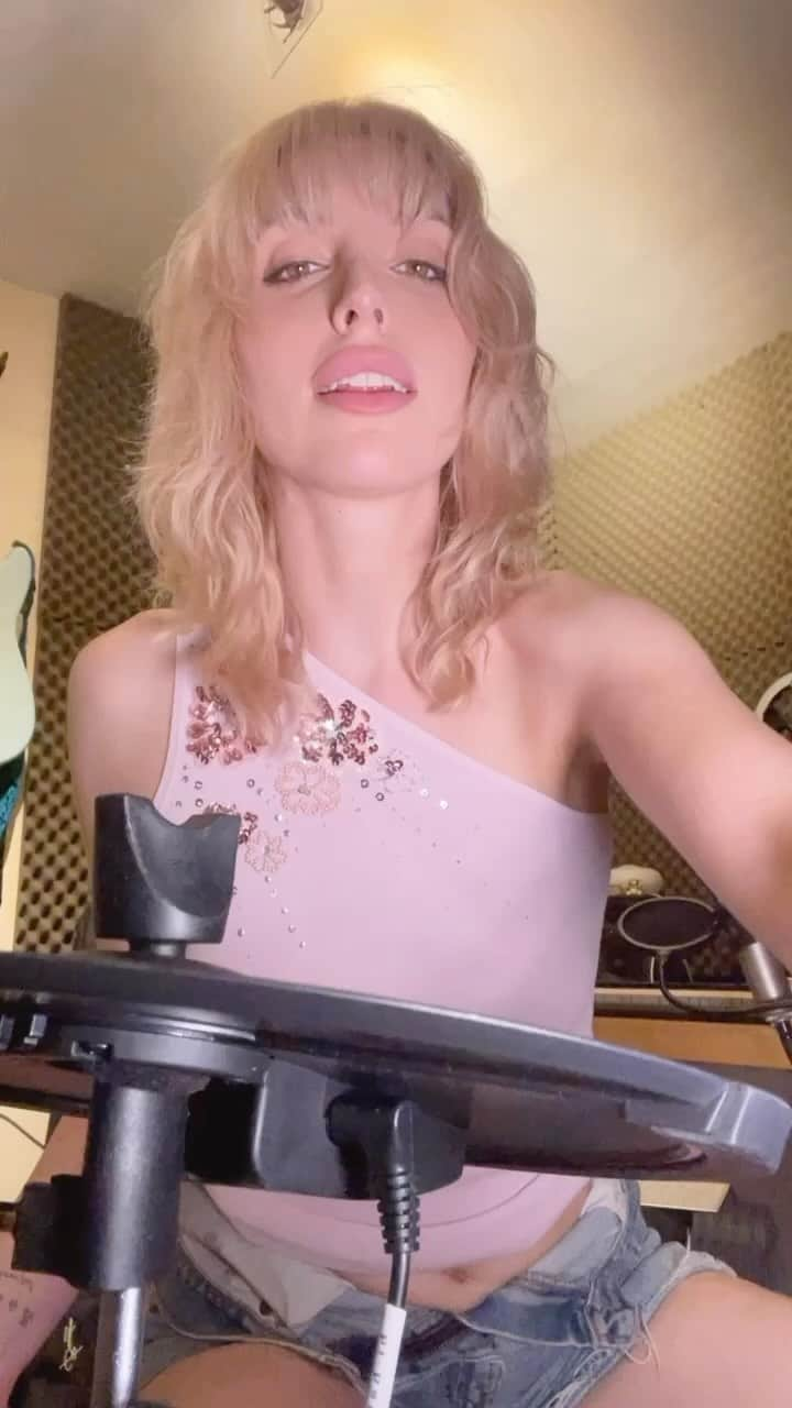 リアンヌのインスタグラム：「I’m not a drummer - but I get a warm feeling inside knowing I can play this song 🌸✨❤️」