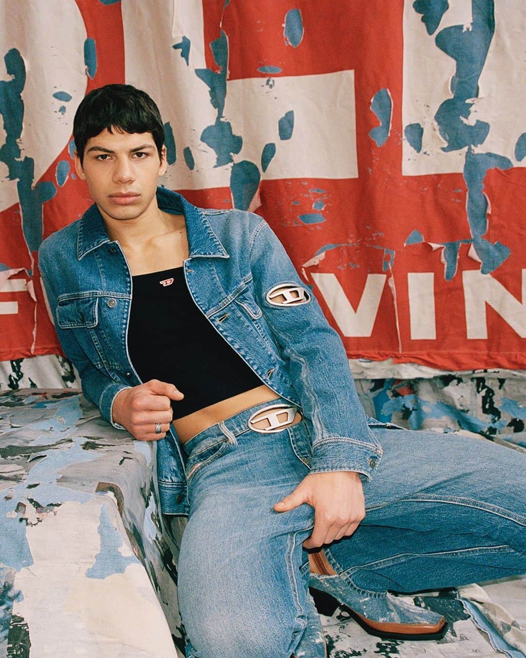 ディーゼルのインスタグラム：「How do you show your D?  Show your support loud and proud in our Oval D denim, featuring classic, tailored Diesel denim pieces set with signature Oval D metal hardware. A denim jacket bears its D on the sleeve, while jeans are set with the hardware at the waist where a belt buckle would be.   Tap to shop and discover Men’s Oval D range at the link in bio.   #ForSuccessfulLiving」