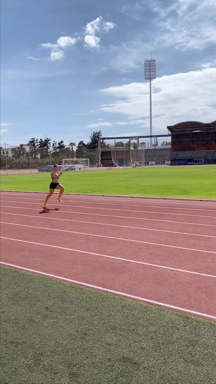 Sophia JUNKのインスタグラム：「week one done. next one is coming up🤞🏼   #trackandfield #pumaathlete #puma #foreverfaster #sporthilferlp #lgrheinwied #campvibes」