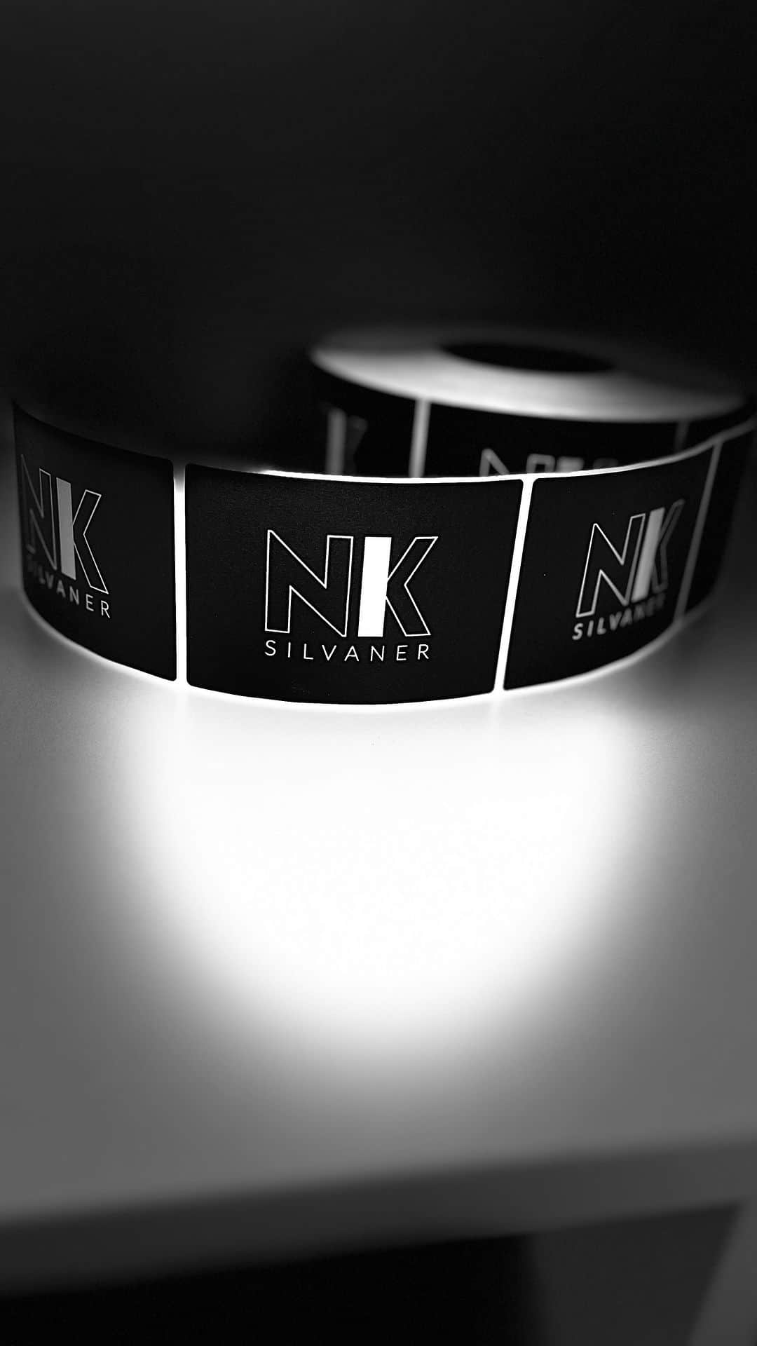 ニクラス・シュタルクのインスタグラム：「COUNTDOWN #nikwein🚀🚀🚀 @nik.stark4 • Liebe Winebuddies,  endlich ist es soweit! Der 1. NIK. SILVANER ist abgefüllt🤩! • Ab nächster Woche starten wir den Verkauf des 1. NIK. SILVANER!  • D. h. auch alle vorbestellten, bzw. reservierten Weine von Euch, werden nächste Woche gepackt und versendet. Natürlich könnt Ihr den Wein auch direkt bei uns in der Vinothek shoppen, bzw. abholen.  • Diese erste Auflage des NIK. Silvaner ist limitiert, also 👉FIRST COME, FIRST SERVE👈! • Freut Euch auf einen ausdruckstarken Silvaner, der das Terroir unserer südfränkischen Weinregion und die Heimat von Niklas Stark, nicht besser widerspiegeln könnte. Die Trauben für diesen besonderen Wein stammen von den ältesten Rebstöcken unserer Ipsheimer Weinberge.  • „Die Intensität der alten Reben und die Mineralität der von Gipskeuper geprägten Böden, haben Trauben mit enorm intensiven und sortentypischen Aroma hervorgebracht. Das Bouquet dieser fränkischen Leitrebe berauscht mit einer Symphonie aus gelben Früchten, sowie feinen Aromen von Limette, Apfel und Melone.  Am Gaumen zeigt sich dieser Silvaner gehaltvoll, begleitet mit einer feinen Kräuterfrische und einer filigranen Fruchtsäure. Prädikat Oberlecker😉!“ • Wir wünschen Euch und Euren Lieben ein schönes Wochenende und natürlich ganz viel Trinkspass mit dem 1. NIK. WEIN! • Herzlichst Euer Niklas Stark & das gesamte Schürmer-Team  • #nikwein#countdown#niksilvaner#limited#cheers#winebuddies#ipsheim#heimat#franken#schürmerwein」