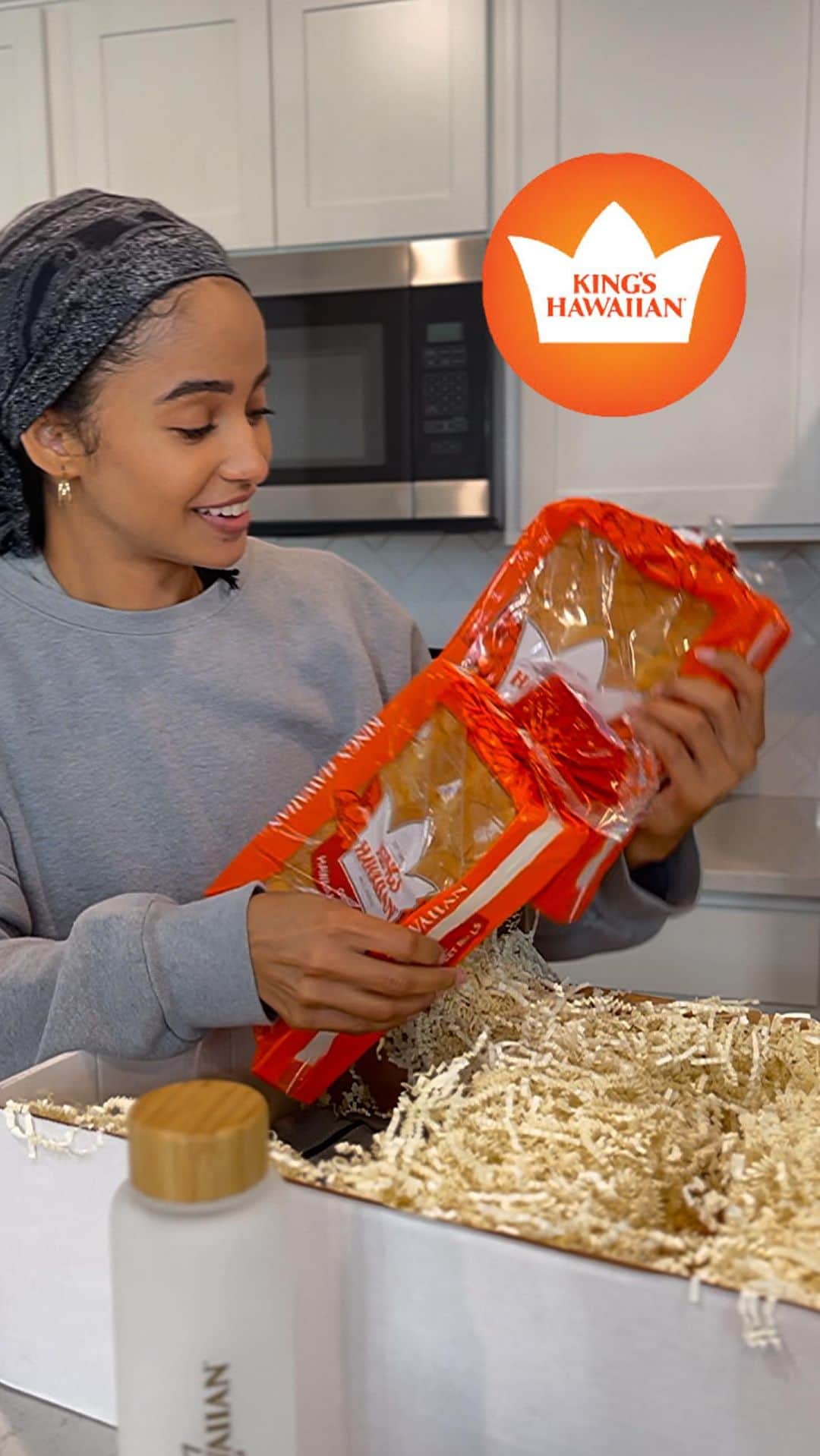 ケイラ・フィリップスのインスタグラム：「Unbox @kingshawaiian with me 🍞🧡 #SliderSunday #ad」