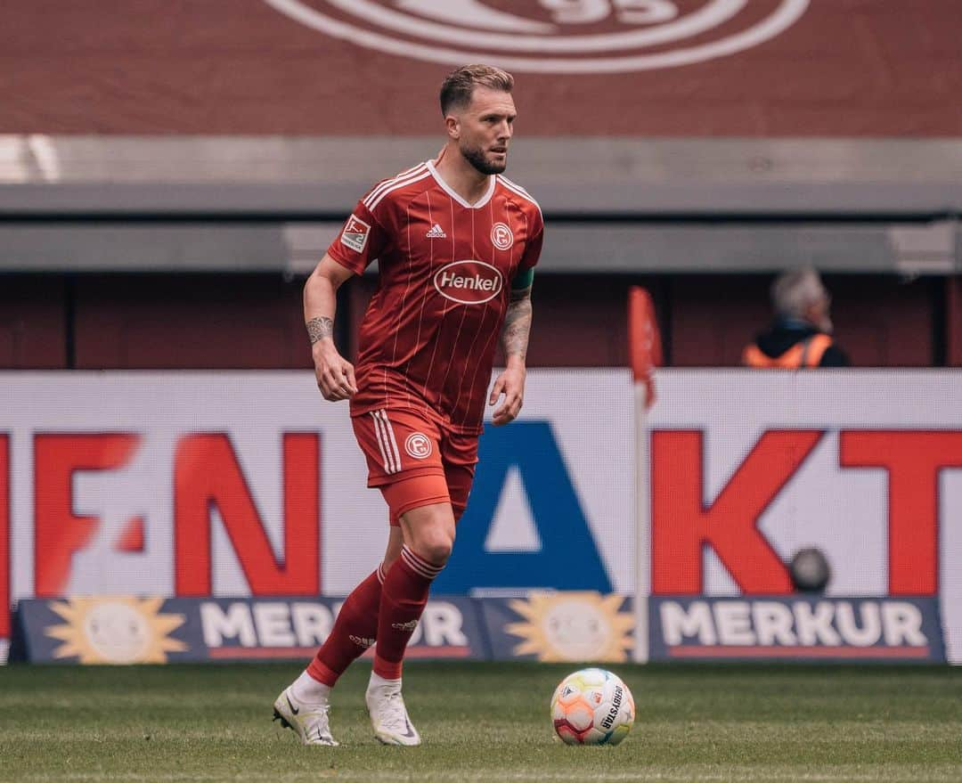 アンドレ・ホフマンのインスタグラム：「..immer weiter! 🔴⚪️ #team @f95」