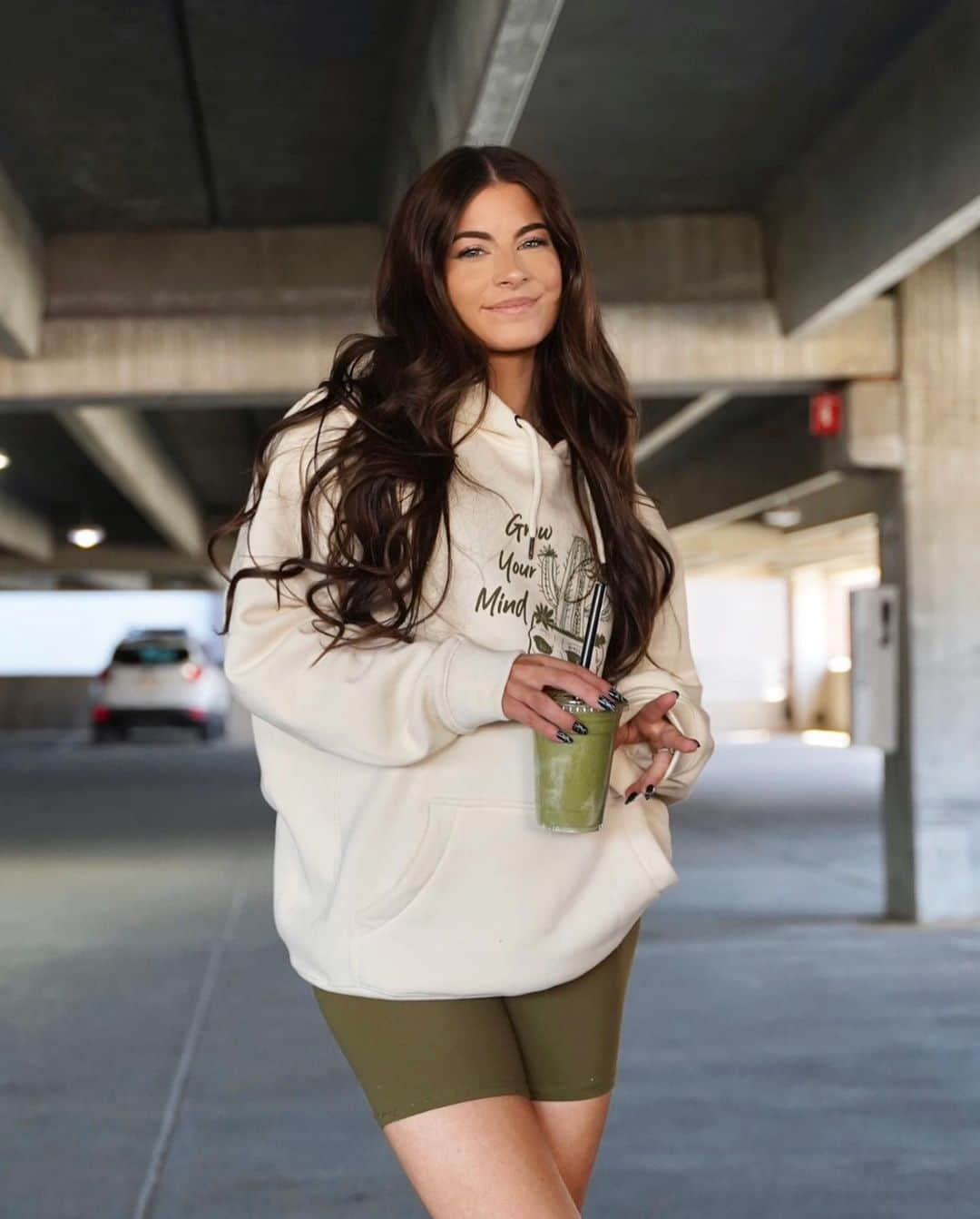 Paige Reillyのインスタグラム：「Happy Sunday 🌵🫶🏻⁣⁣ ⁣⁣ Details on the hoodie coming this week 🥹 ⁣⁣ ⁣⁣ ⁣ ⁣ PS - I previously showed black & olive sets, but we had to change directions and this cream color will be replacing olive for this launch 😍」