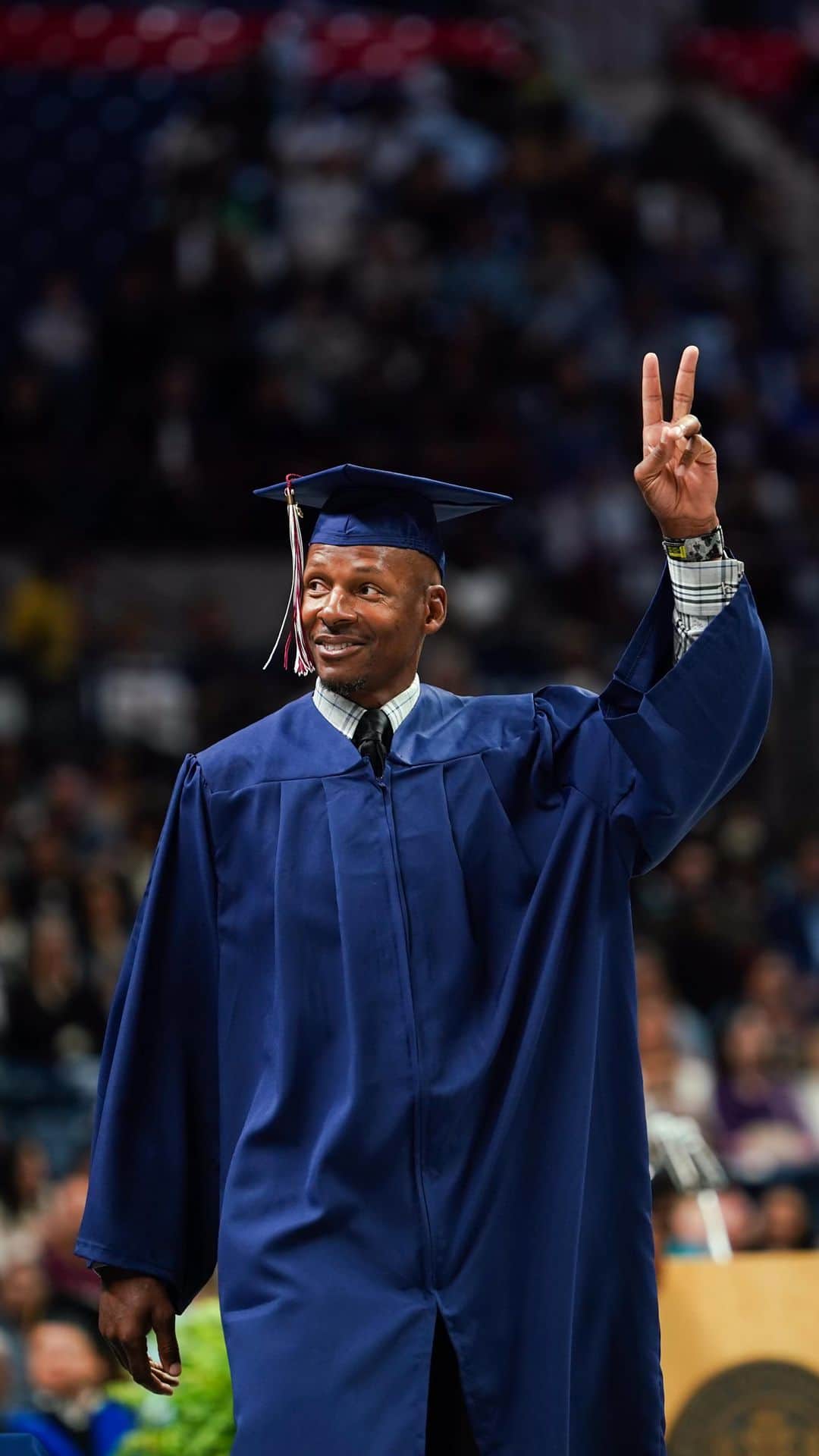 のインスタグラム：「Congrats Ray! 💙🎓」