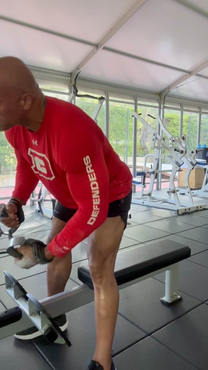ドウェイン・ジョンソンのインスタグラム：「One week out from our @XFL Championship Game  next Saturday, May 13th 🏈 🏟️  Motivated by my teams  @xfldefenders & @xflrenegades 🔥 💪🏾  Saturday back/chest training, keeping volume high.  Close grip cable row.  4 sets. 20 reps. * on 20th rep, deep stretch at the bottom and hold/squeeze for 5 sec.  It’s a bitch 💀 but very effective   Give it a shot, have a productive weekend and do some fun shit. Don’t be boring like me 🤪」