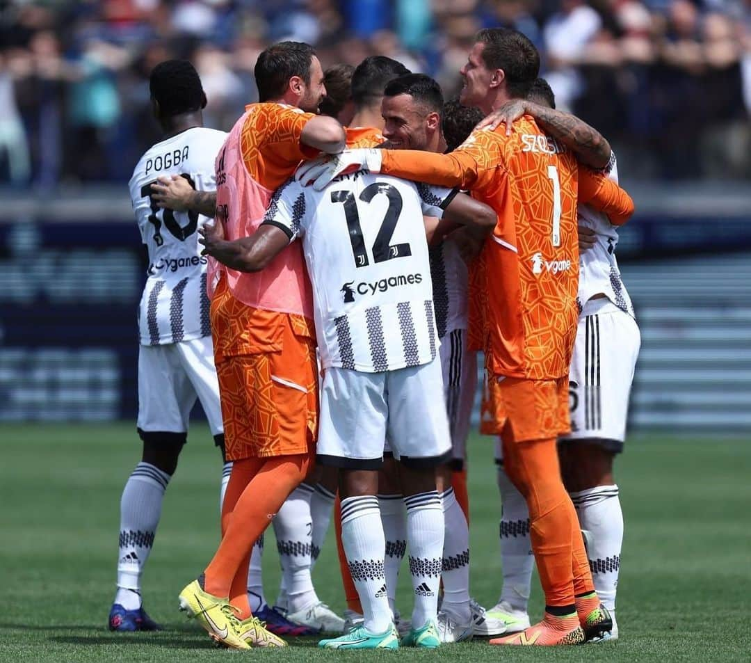 ヴォイチェフ・シュチェスニーのインスタグラム：「Clean sheet & 3 away points 🤸‍♂️⚪️⚫️  #ForzaJuve #finoallafine #AtalantaJuve」