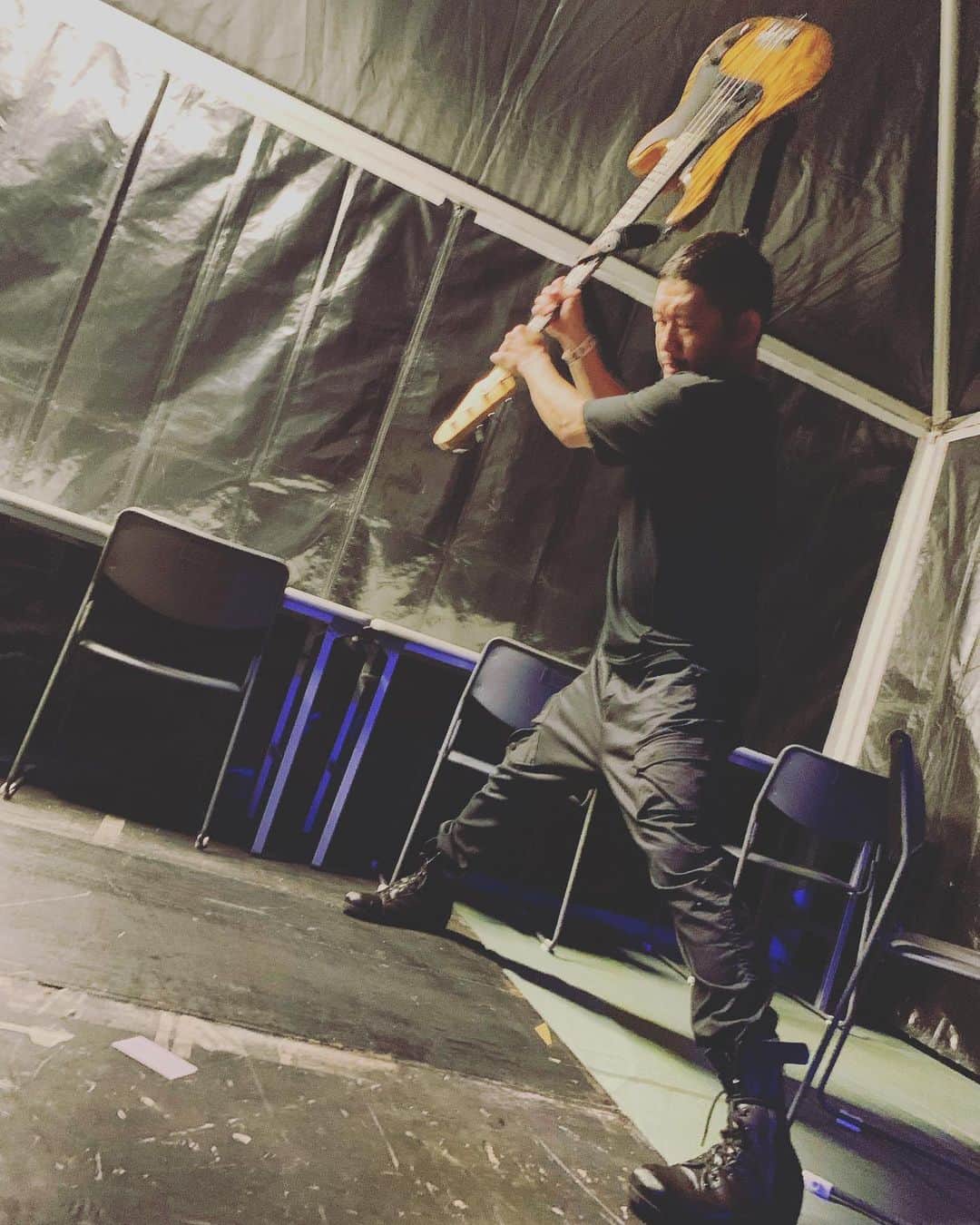 こーいちのインスタグラム：「自分らのライブ終わりに今日出てたバンドマンから10-FEETが最後の曲やってる時にトシロー君ステージに向けて氷めっちゃ投げてたでって聞いてやっぱり俺たち愛されてるなって思ったビバラはマジ最高でした。  ほな埼玉またな！」