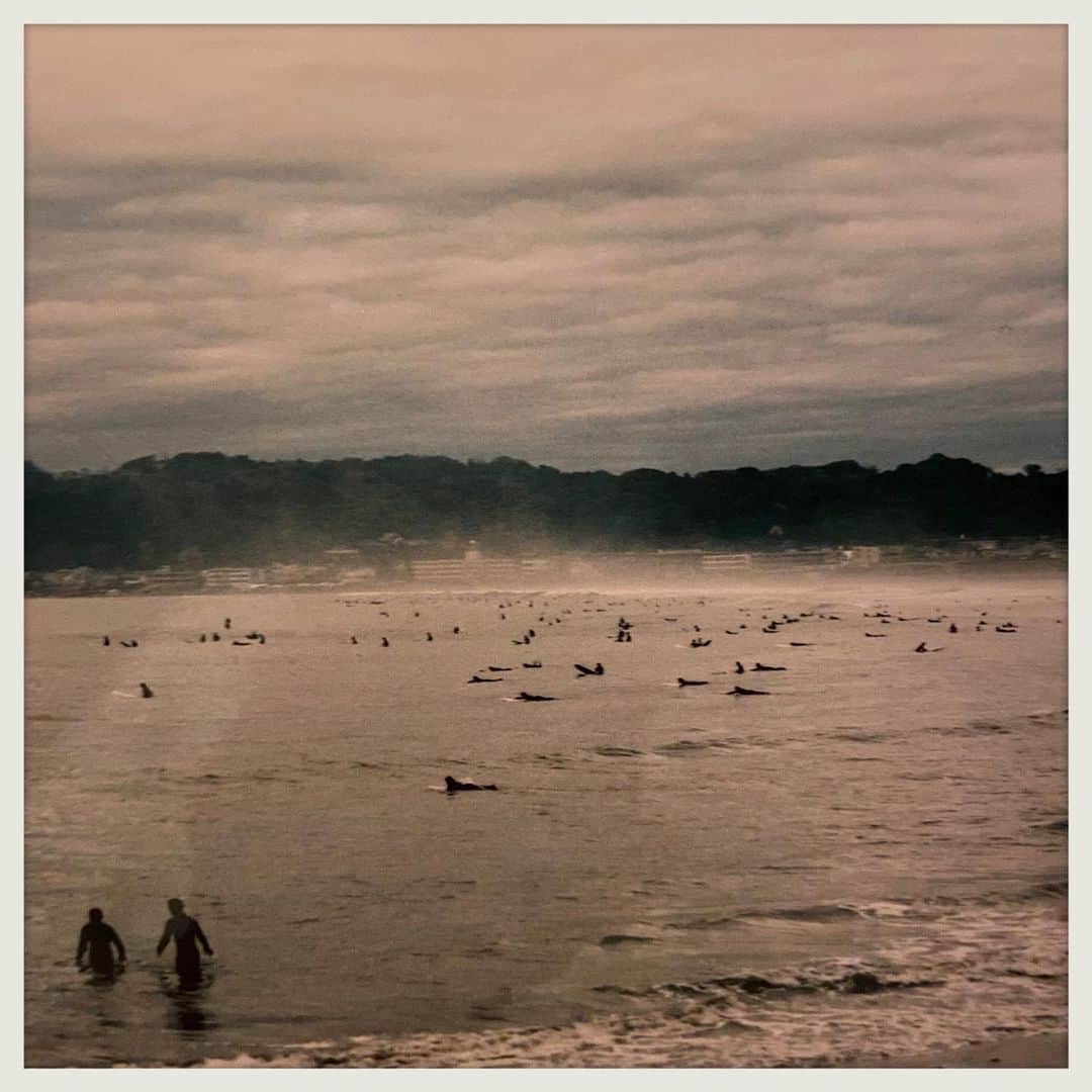 kumikoのインスタグラム：「昔の写真を見返していたらこんな時間。 やっぱりフィルムはいいな。 NikonFで撮ったいつかの材木座海岸。 #アナログカメラ  #フィルム  #nikonf」