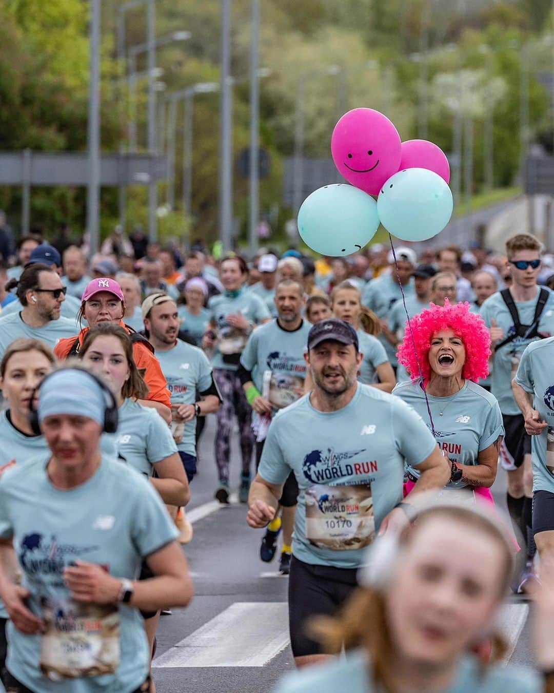 レッドブルのインスタグラム：「THANK YOU WORLD 🫶 you've shown us once again what it means to come together as a global community for a good cause 🥹👇  🏃‍♀️ 206.728 of incredible runners and wheelchair participants  🌎 192 nationalities from all over the world 🙏 €5.8M raised for spinal cord injury research  to all the runners, volunteers and supporters who have made this possible: thank you from the bottom of our hearts, we are grateful beyond words, your dedication and passion continues to inspire us and thousands of people affected by spinal cord injuries.   lets do this again soon: Get notified when the registration for May 5, 2024 opens 🔗 link in bio 💪  #wingsforlifeworldrun #wingsforlife #worldrun #catchercar #apprun #redbull #givesyouwiiings」