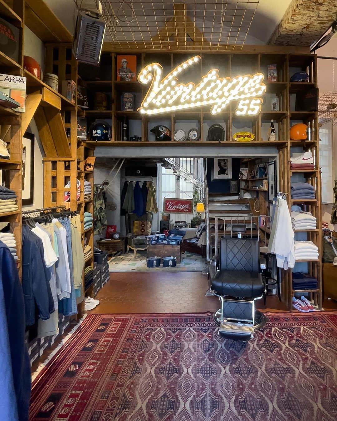 ヴィンテージ55のインスタグラム：「Exploring vintage55 Torino, come visit us and discover our stunning store, you’ll find music, books, memorabilia and of course our collection 100% made in Italy!」