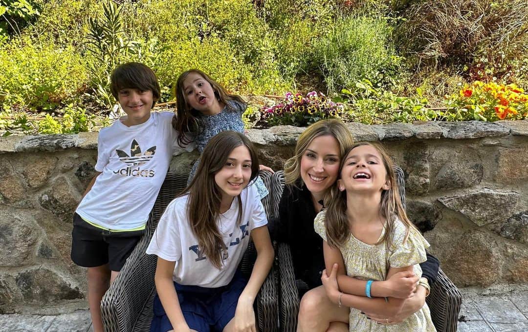 アルバロ・アルベロアのインスタグラム：「¡¡¡Feliz día de la madre!!!! Qué suerte tenerte, @carlota_ruiz , poniendo cada día toda tu energía y lo mejor de ti misma para que no nos falte nada. Eres la mejor.  ¡Te queremos infinito! 🤍」