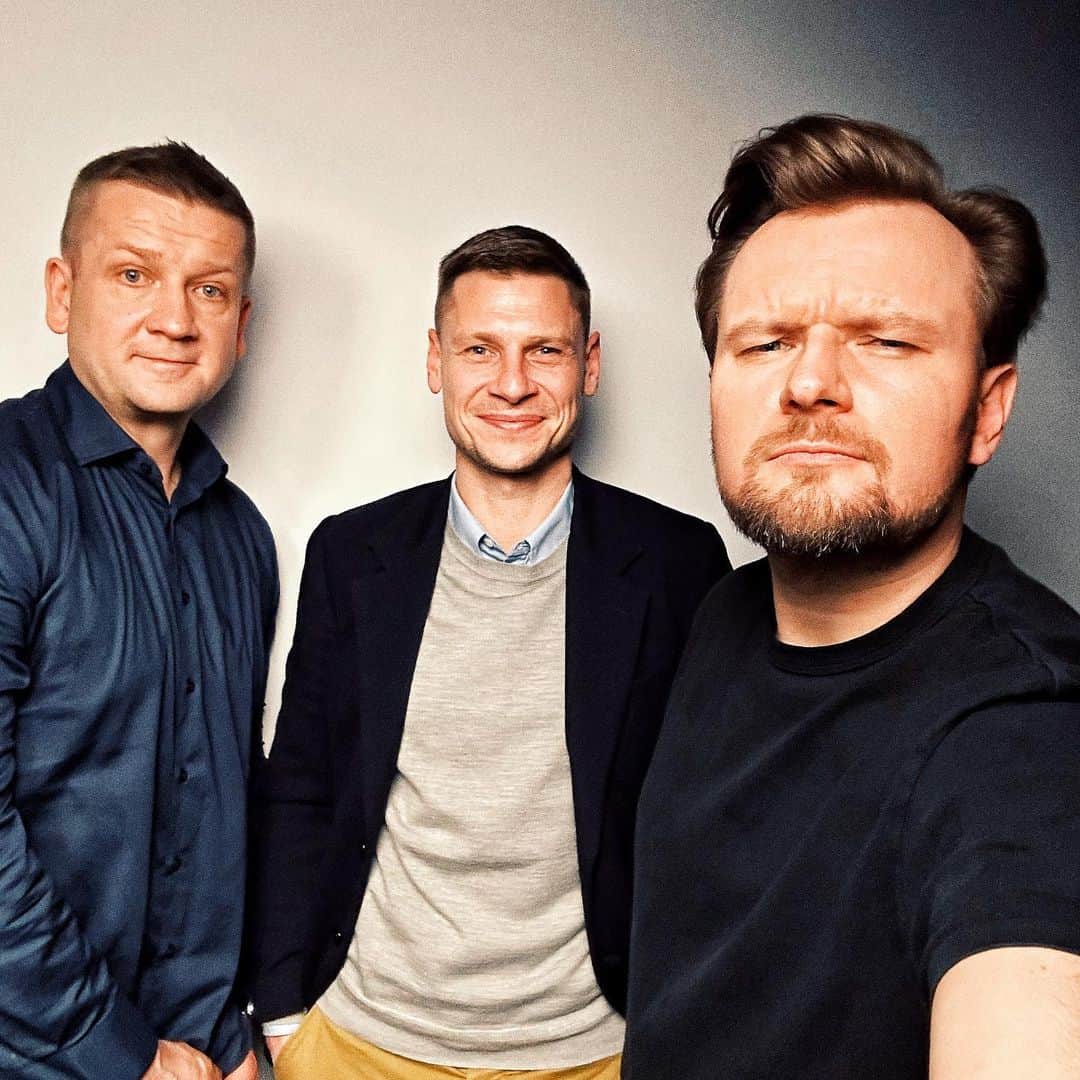 ウカシュ・ピシュチェクのインスタグラム：「Co. Za. Goście. 🔥 @lukaszpiszczek_lp26 i @kamil_wodka - rozmawiamy o sporcie i psychice profesjonalistów, oraz o lekcji, którą każdy z nas może wyciągnąć podglądając takich mistrzów jak Łukasz. No i co jak co, ale dwóch z trzech obecnych grało na CampNou, tylko że ja stałem na budzie.  Bardzo polecam, rozmowa już na kanale #imponderabilia 🔥⚽️」