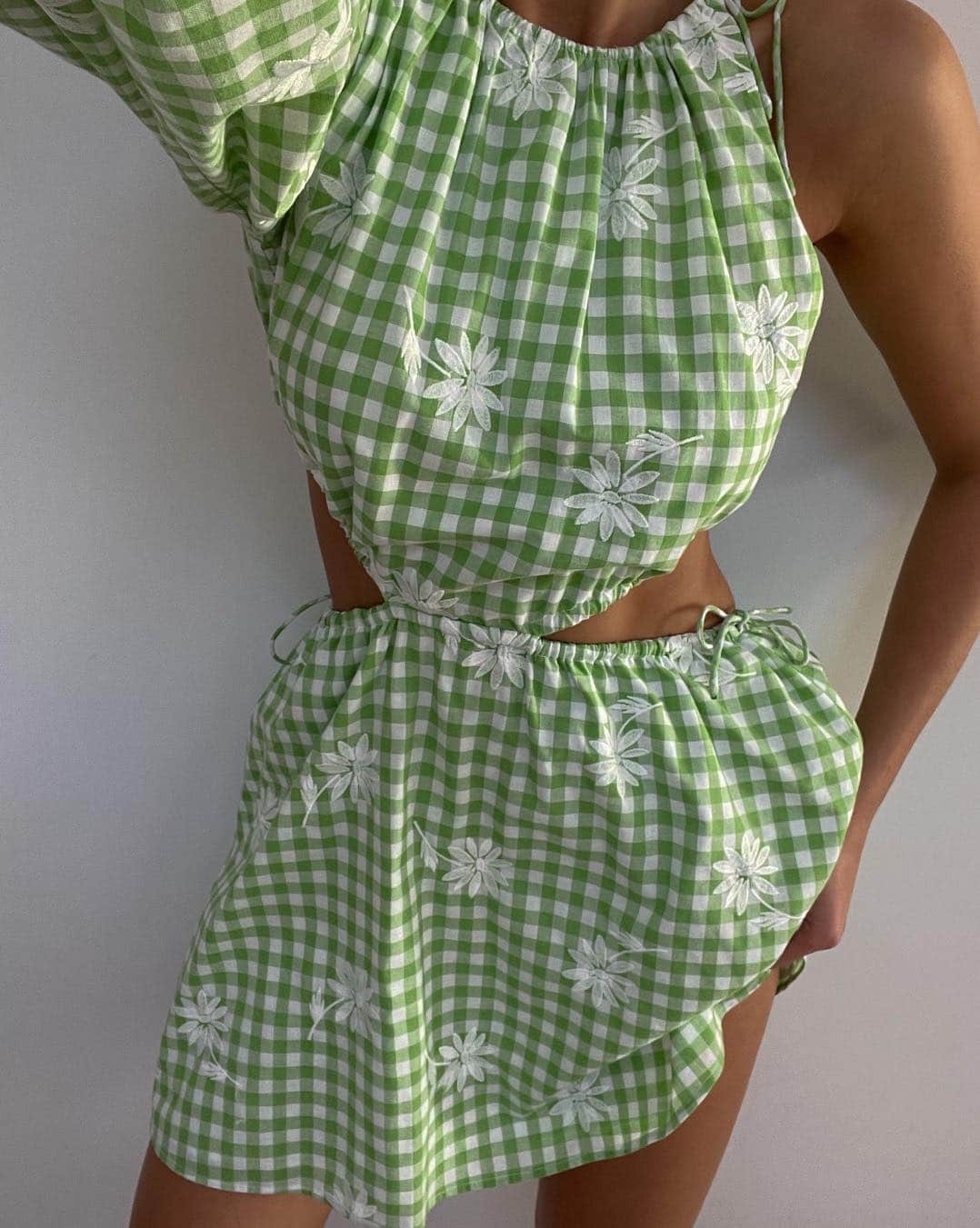 SABO SKIRTさんのインスタグラム写真 - (SABO SKIRTInstagram)「Currently obsessing over this pattern + shape 🍈 Ronnie One Shoulder Dress - Gingham by #sabo」5月8日 2時00分 - saboskirt