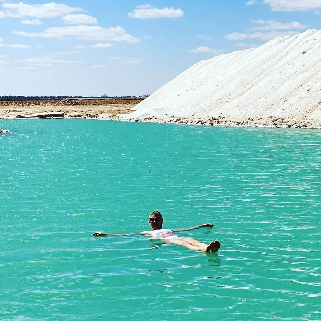 エヴァンジェリン・リリーさんのインスタグラム写真 - (エヴァンジェリン・リリーInstagram)「Look mom! No hands! #floating #saltwater  📸 @maryam_essa」5月8日 2時01分 - evangelinelillyofficial