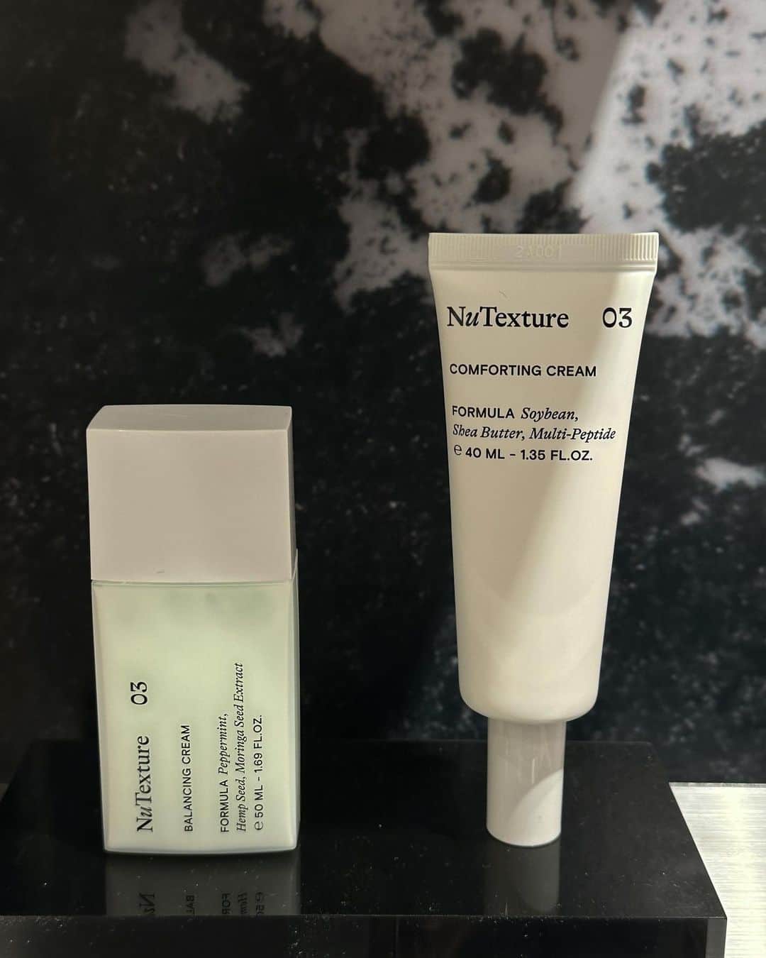 のインスタグラム：「제 최애 기초제품 브랜드중 하나인 @nutexture.official 팝업에 다녀왔어요. #누텍스쳐 제품들은 성분이 정말 좋아서  트러블피부, 민감성피부를 가진 친구들에게도 선물도 하고,  제가 일년넘게 직접 사용하고 있는 만큼 자신있게 추천하는 브랜드인데요.  제품에 대한 프라이드로 묵묵히 뷰티업계에서 자신들만의 길을 가는 누텍스쳐 응원합니다🙏🏻 오늘도 선물용으로 잔뜩 사들고 왔네요 저는 낮에는 #밸런싱크림 (화장할때 안밀리고 산뜻한 보습감👍🏻 데일리 최애제품) 피부상태에 따라서는 좀 더 보습이 필요할땐 #컴포팅크림 (고보습이지만 가벼운) 이 두제품이 저랑 참 잘맞았어요 강추!  📍시간 되시는 분들 신세계강남점 #누텍스쳐팝업스토어 5월 17일까지라니 한번 들러서 직접 테스트 해보세용🙏🏻」