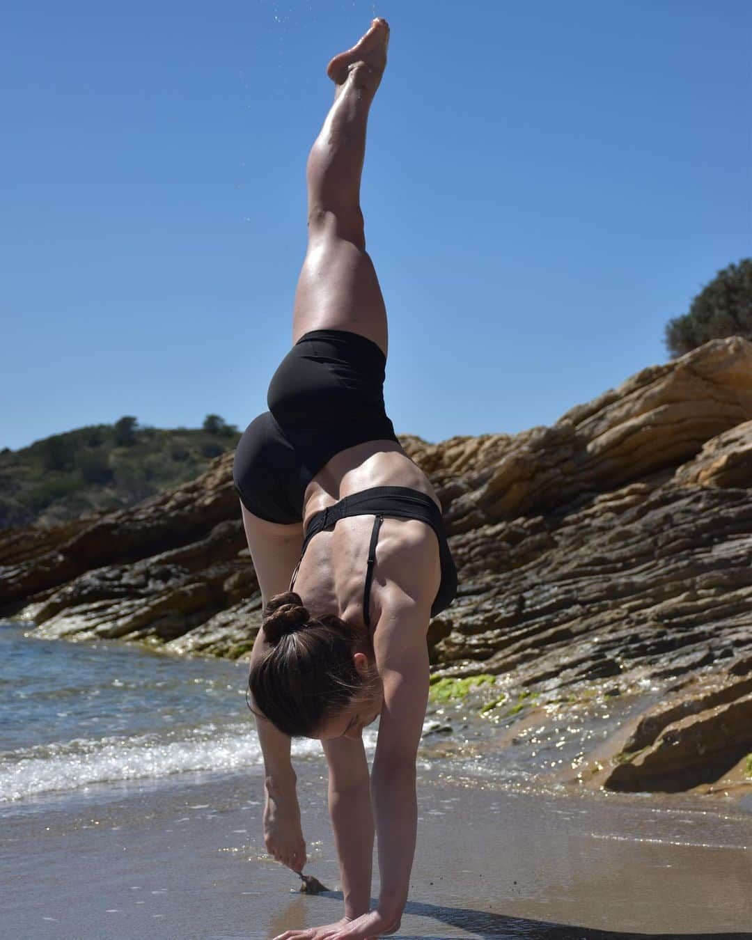 ポーリーヌ・シェーファーのインスタグラム：「Tell me you’re a gymnast without telling me you’re a gymnast 😁😁  Doing a handstand is a must have 🤪  Anyone else? 😎😁😁  #dailybusiness #beach #athlete #gymnastics #sun #spain #fun  Kamera 📷: @lilg.marketing」