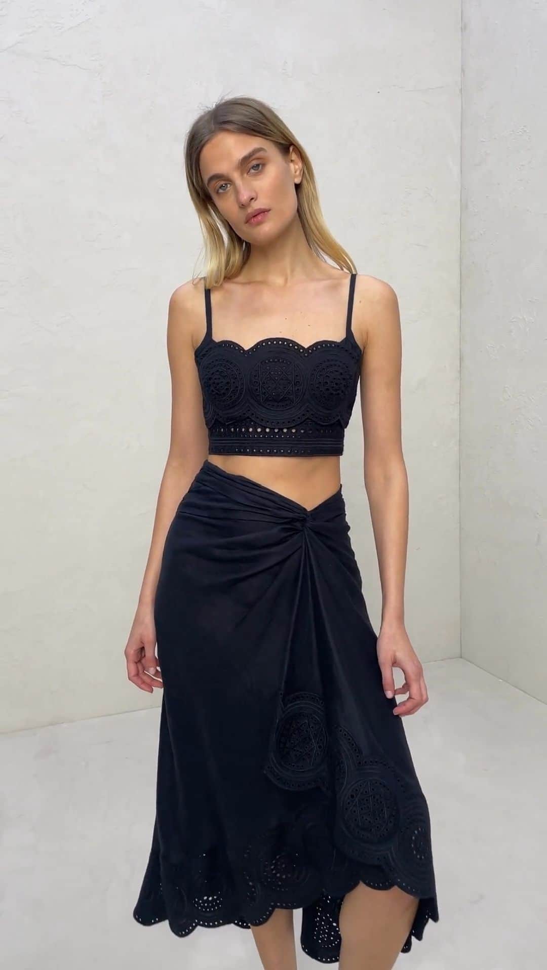 エーエルシーのインスタグラム：「Detail oriented: Easy-to-wear sets become scene-stealing thanks to geometric broderie anglaise.」