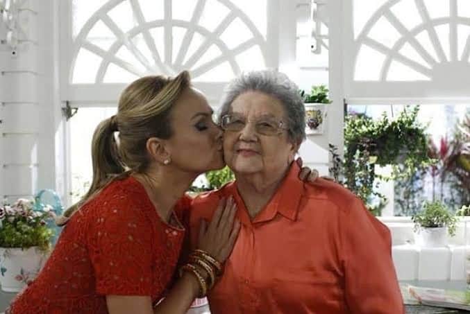 Eliana Michaelichin Bezerraのインスタグラム：「Minha querida e doce @vovopalmirinha. Que Deus te receba de braços abertos e possa confortar o coração de sua família. Lamento muito. #palmirinha」