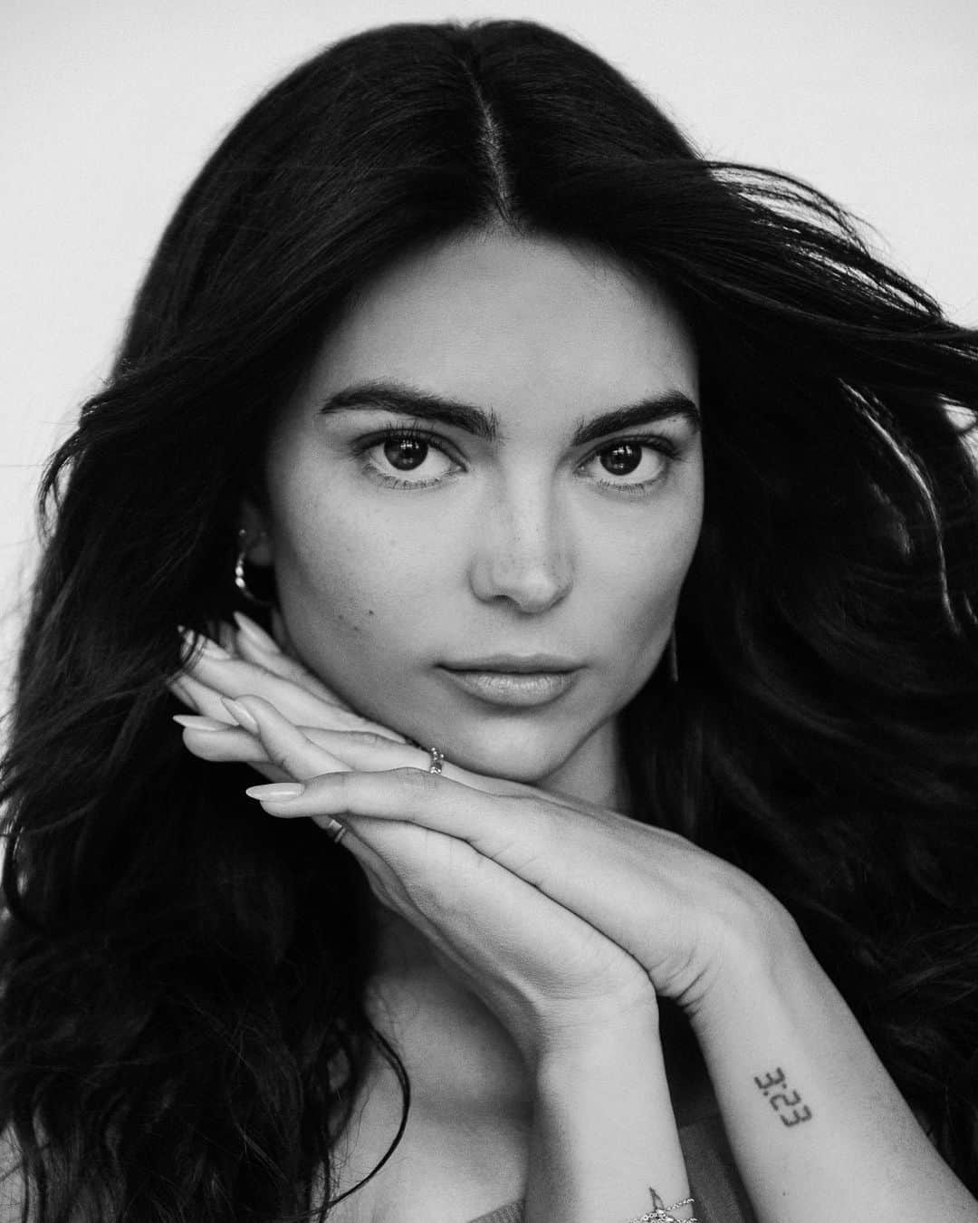 キラ・サントーロのインスタグラム：「🖤🤍 @nicksuarezphoto」