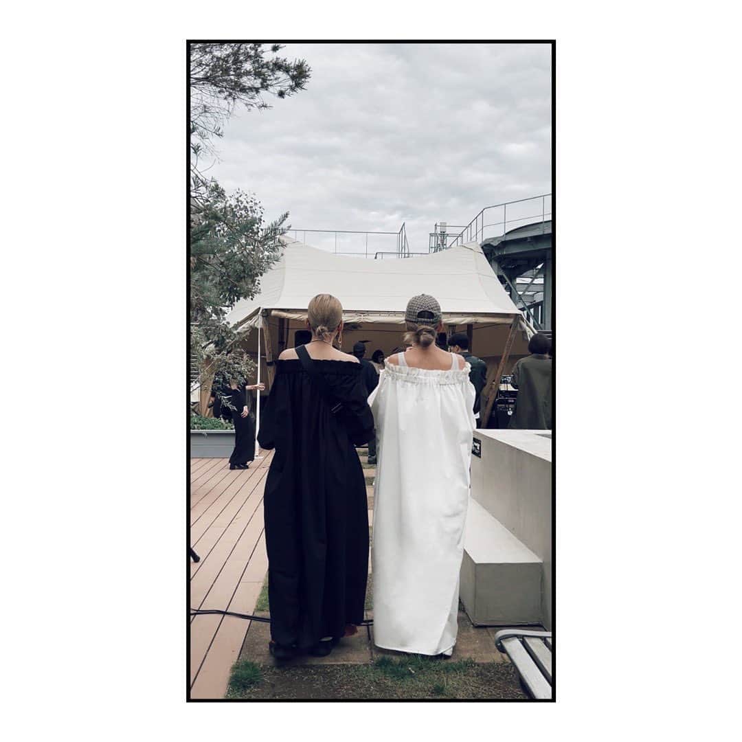 藤田敦子のインスタグラム：「ㅤ 【告知】※長いですとても笑 MeisMe×Atsuko Fujita Cotton gathered puff dress リペアサービス始めます。 ㅤ ----------  私は、身長164cm。 たまにスカートやワンピースで あーもっと長かったらいいのにな、 と思うことがあります。  @aki_nine から、身長158cmが 日本人女性の平均身長だと聞いて納得。 そりゃ既製品は少し短いわけだ。 ちなみにパンツは短かった試しがないけれど。  今回、あきちゃんとドレスを作る中で出てきた 背の高い友人たちからの 「もっと長い丈があったら絶対買うのに！！」 という意見。 （最初に言ってくれたのは  @______cem.______ さん✨） もちろん、小さい友達からは 「お直しするね」とも。  そこで、あきちゃんと色々話し合い、 いろんな体型の方々に私たちの作ったものを ご自身のベストな状態で着ていただきたい！ という思いから、丈詰め&丈出しの リペアサービスをすることに👍 こんなの、普通のブランドだと なかなかできないですよね。 あきちゃん本当にありがとう🥺  5/19（金）〜5/21（日）の3日間、 東京都内にある住所非公開のルーフトップパーク @sunsetpark_club にて オーダー会を開催します。 ㅤ 気になっていたけど着丈が...という方、 3日間、私とあきちゃんが SUNSET PARK CLUBにいますので ぜひ相談にいらしてください😊  私たちに会いにきてくださる方、 遊びに行ってみたい、という方も大歓迎。  SUNSET PARK CLUBという名だけあって サンセットもとても綺麗なので 夕陽を見ながら乾杯しましょう🥂 開催時間などはスライドして 画像をご覧くださいませ💜 なお、来場には申し込みが必要となります。 ストーリーズとプロフィールに リンクを貼りますので フォームよりお申し込みください。  私たちの友人でモデルでもあり、身長高めの @taka___92 @yuka_harada_1223  も19日来てくれるので、丈出ししたい方 ぜひ話を聞いてみてくださいね😍 （19日は夕方からスナック夕陽もオープンします。）  お会いできるのをこころより楽しみにしております。  #meisme_design #meismeatsukofujita」