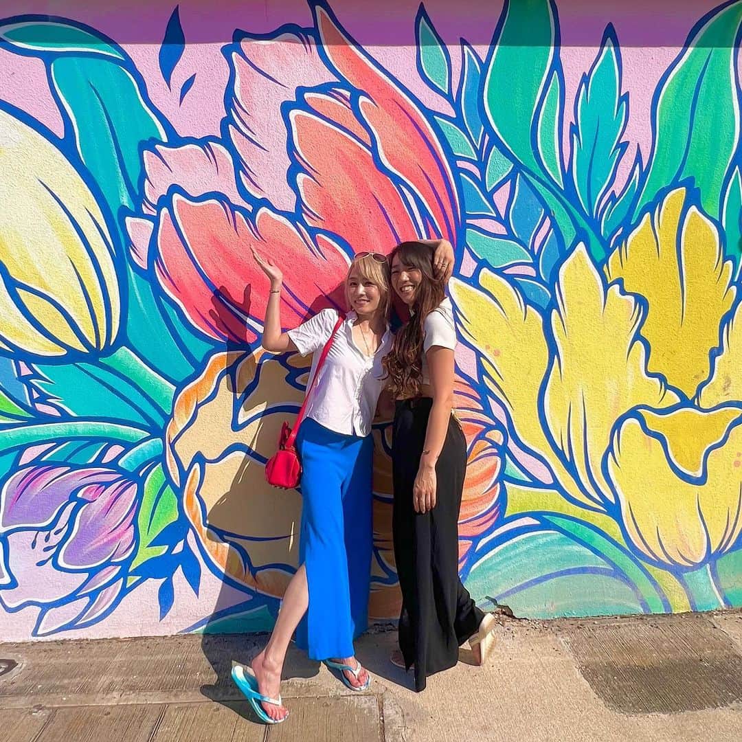 のインスタグラム：「Hawaii思い出投稿🌺 ハワイにあるウォールアートの町をお散歩🫶✨ . Hawaii memory post 🌺 I took a walk in a wall art town in Hawaii🫶✨ . #Hawaii #ハワイ #girlstrip #女子旅 #杏さゆり #SayuriAnzu」