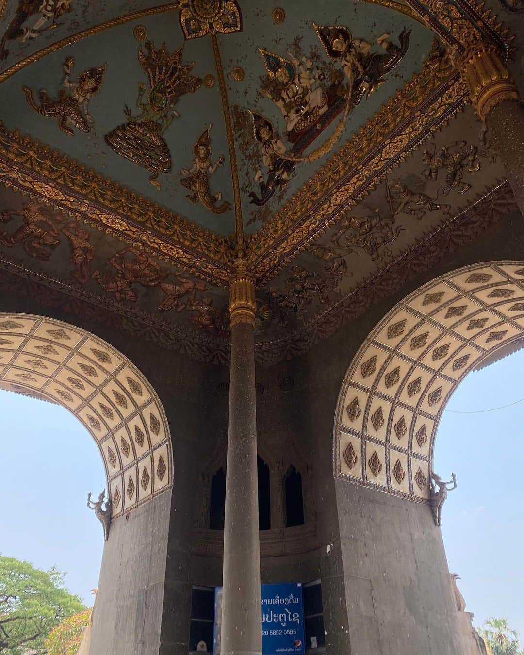 柴田紗希さんのインスタグラム写真 - (柴田紗希Instagram)「首都ビエンチャンにある凱旋門 アヌサーワリー・パトゥーサイ。  とっても大きくて、中は綺麗な淡いブルーとゴールド。  少しの間涼みながらぼーとしたよ。 (40°の中1人で歌いながら自転車こいでたら、大汗)  ラオスはバイク文化で、暑いから自転車こぐひとほぼいなくて自転車こいでたらみんなチラ見してくれる。なんか楽しい。 この辺りは建物見ながらお花や木々を見ながら、ゆっくり自転車こぐの気持ち良かったよ♡  (自転車は泊まったホステルの貸し出しを) ↑ここのホステルめちゃ良かった！ 🏨「barn laos hostel 」 1泊¥1200 安くて綺麗であったかくて、立地もよくて、一人旅には最高。 なぜか私はホテルの1人部屋より ホステルでの方が爆睡できました^_^  #laos #ラオス #Vientiane」5月8日 13時15分 - shibasaaki