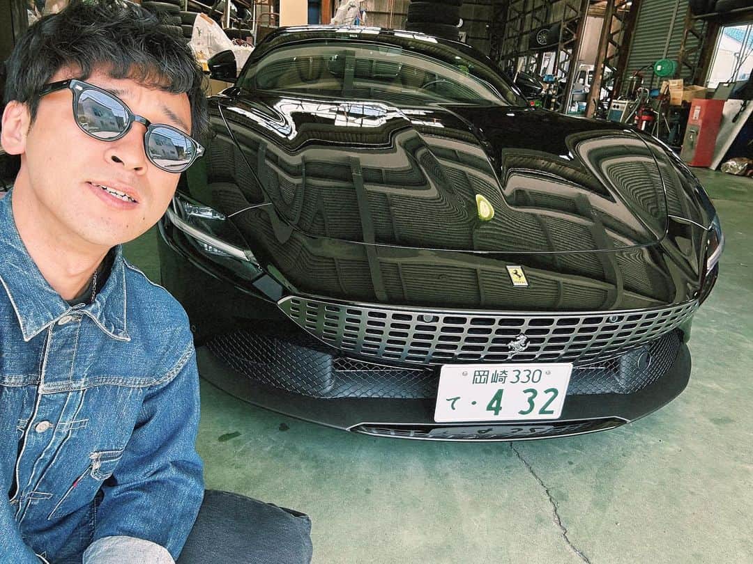 としみつのインスタグラム：「洗車とモーニングは気持ちいい  @narita_motors_official  Thank you!!😘  #ferrari  #roma  #コメダ珈琲店」