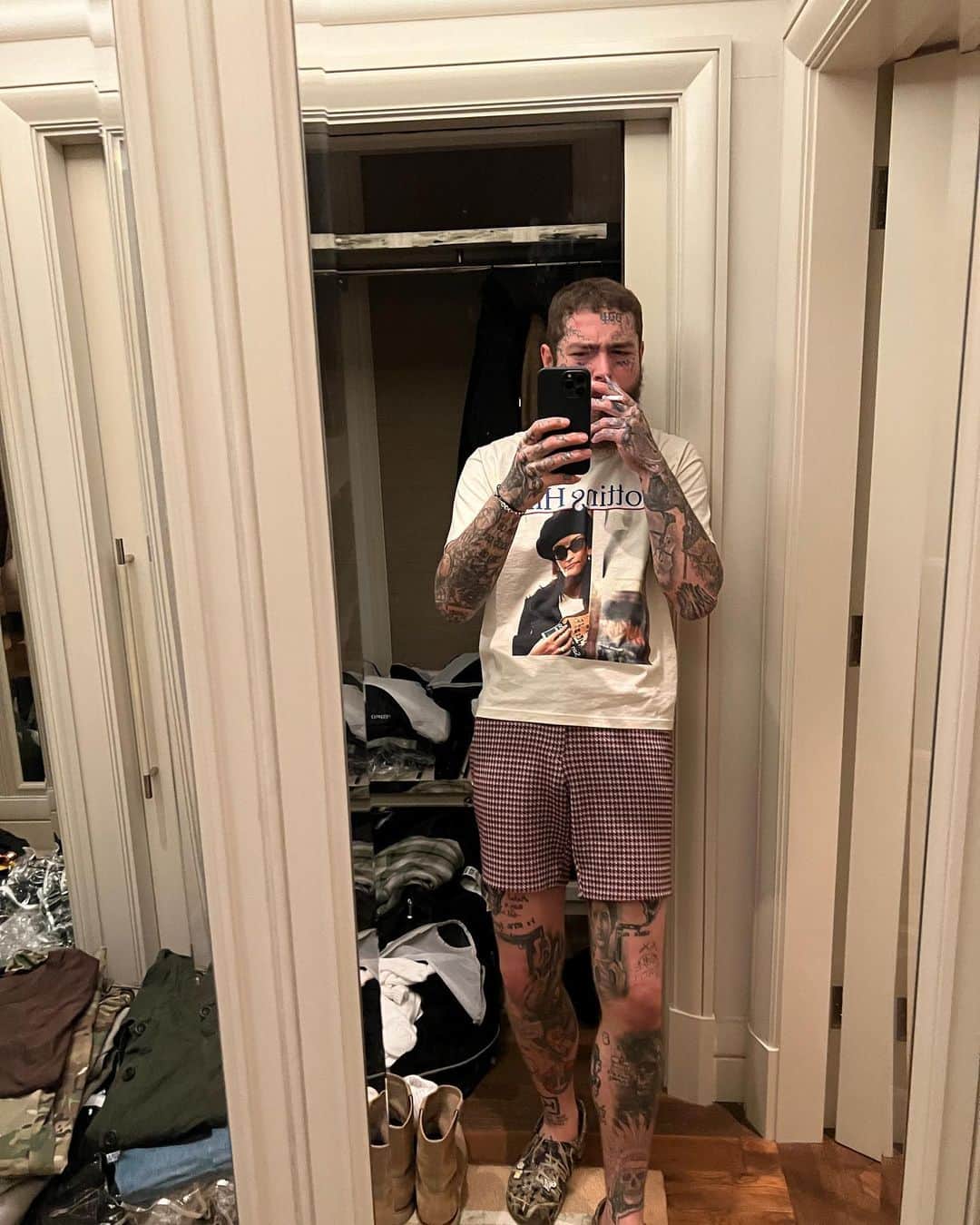 ポスト・マローンのインスタグラム：「ur in her chat, she made me mod 🤷🏻‍♀️we r not the same 😤🥵」