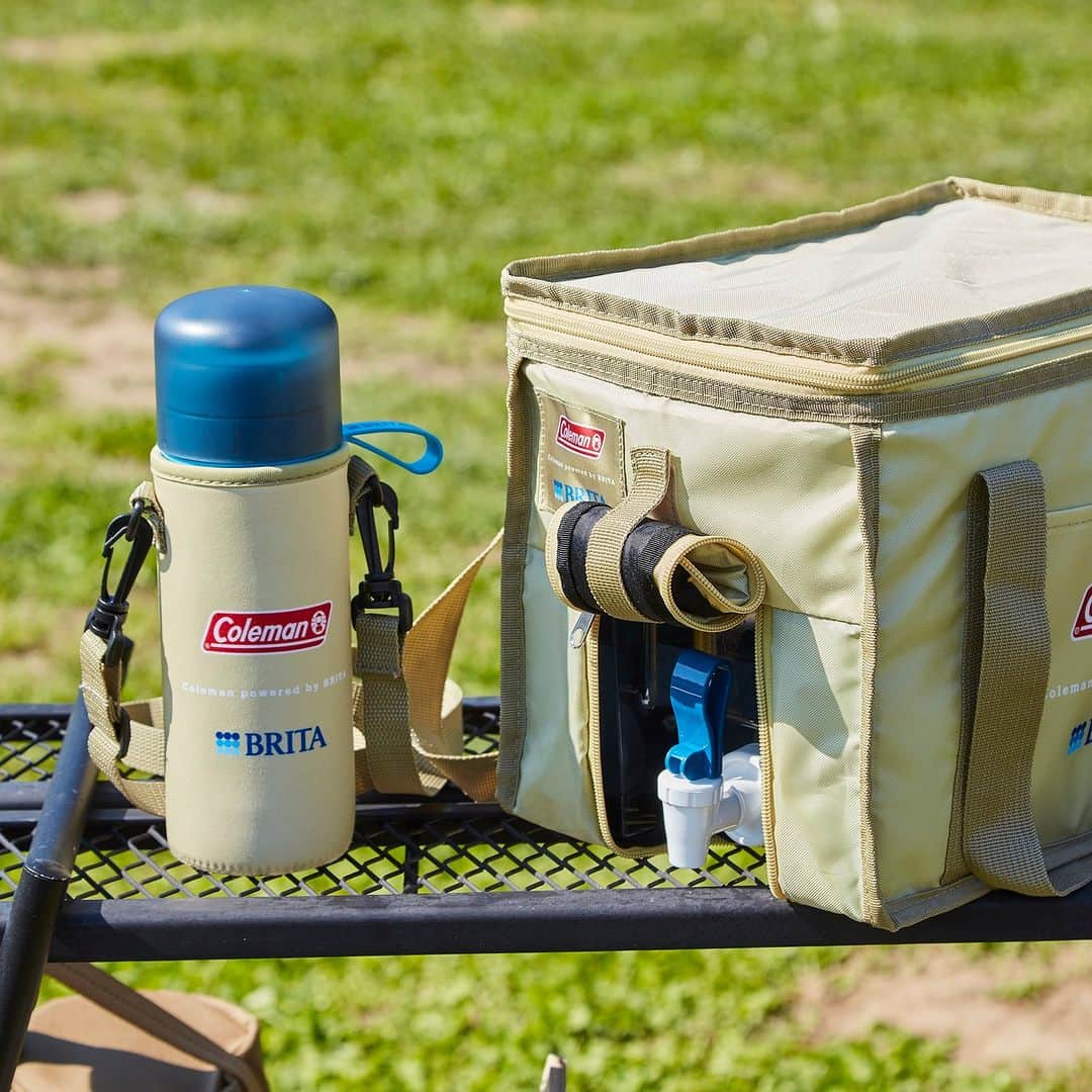 Coleman Japanのインスタグラム：「【Coleman × BRITA】  浄水器・浄水システムでお馴染みの『ブリタ（BRITA）』とのコラボレーション🌟  ブリタのタンク型浄水器「フロー」＆ボトル型浄水器「アクティブ」が、アウトドアシーンに使いやすさ満点のオリジナルカバーとセットになって《数量限定》で登場。ますますアウトドアが楽しくなる🏕  キャンプやBBQなど、アウトドアを楽しむとき、プチストレスになるのが、重い荷物やごみ問題。そんな時、活躍するのがブリタの浄水器です。空のまま持っていき、現地で水道水を入れて使うことができるので、“荷物は軽く” “ごみも減らせる” と、いいことずくめです。  🎁コラボ記念キャンペーン🎁 今回のコラボレーションを記念して、対象期間中に、コラボ製品のいずれかをご購入された方を対象に、コールマンの人気ギア「ワンマルトルランタン（レッド）」を抽選50 名様へプレゼント！詳細は @brita.japan をチェック👈  キャンペーン開催日：2023年5月15日（月）  ▶︎キャンペーン詳細 https://campaign-britajapan-2023.jp/  ・  #灯そうColeman #灯そうコールマン #灯そう #Coleman #コールマン #Camp #キャンプ #Outdoor #アウトドア #私のコールマン #ペットボトルよりブリタ #タンク型浄水器 #ボトル型浄水器」