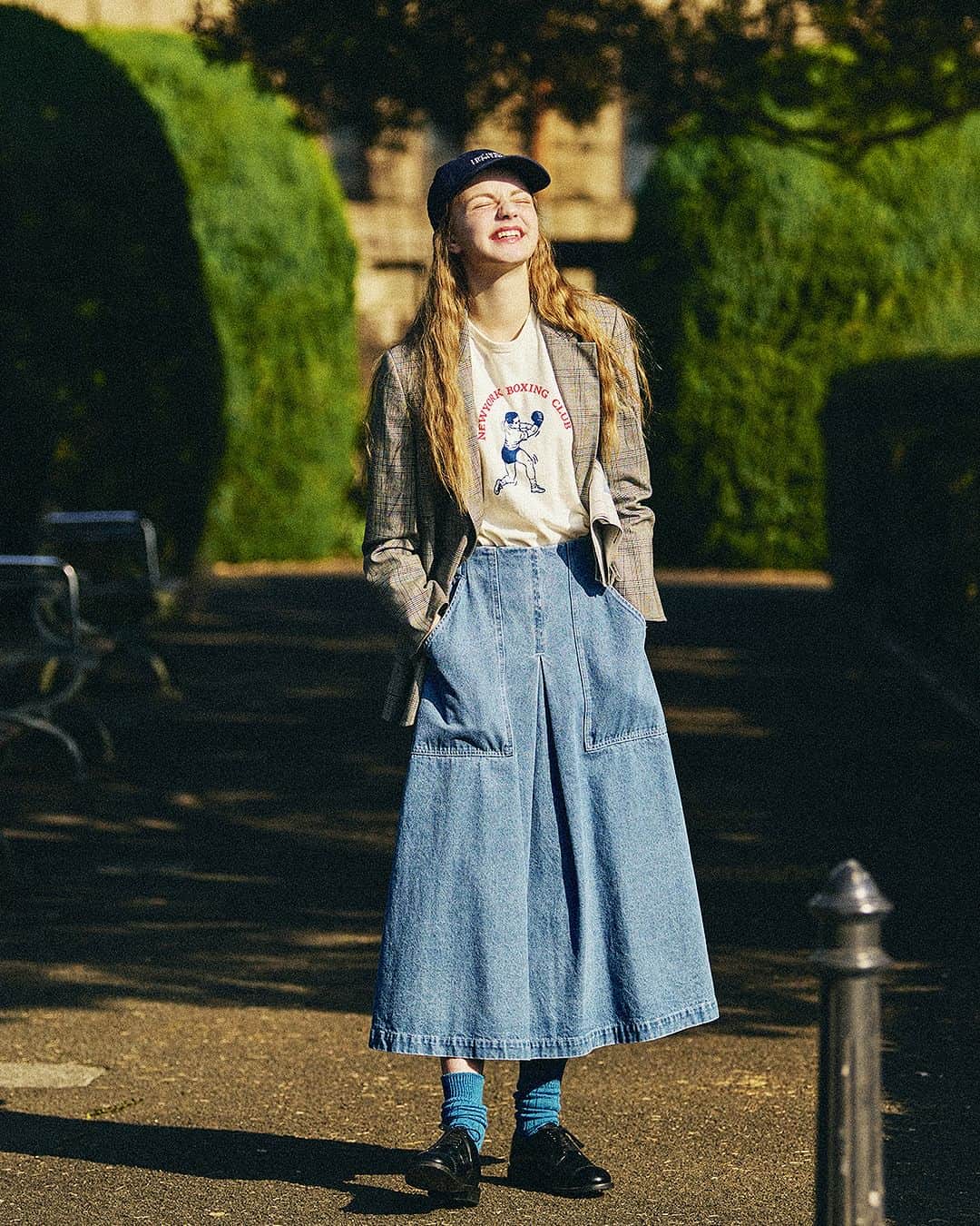 FUDGEのインスタグラム：「‣ ‣ ‣《 EVERYDAY  T-SHIRT👕》 ジリジリと日が照りつけるホットな季節がすぐそこまで来ている！ まだちょっぴり気が早いけれど、初夏の着こなしのスタートダッシュを切るべく、 かわいくてラクチンなTシャツをラインナップしました。  - - - - - - - - - - - - - - - - - - - - - - - - - - ◇STYLE. 01 “ユニークなイラストTeeとジャケット” ラフなTシャツとクラシカルなジャケット。 アンバランスな組み合わせが新鮮で面白い。程よく気の抜けた絵柄を選ぶと、互いの魅力が一層引き立ちます。  ✔︎#Tシャツ 〰︎THE SHINZONE @shinzonetr  ✔︎#ジャケット 〰︎DRESSTERIOR @dressterior_official  ✔︎#デニムスカート 〰︎LOISIR @loisir_official  ✔︎#キャップ 〰︎BEAUTY&YOUTH by LOGO LINE  ✔︎#ソックス 〰︎ROTOTO @rototo_official  ✔︎#シューズ 〰︎Sanders @sandersshoes  - - - - - - - - - - - - - - - - - - - - - - - - - - ◇STYLE. 02 “後ろ姿もかわいい上品なブルーTee” 深みのあるロイヤルブルーが素敵な #ミディウミ の新作は、ゆったりとしたサイジング。 1枚でルーズに着たり、レイヤードを楽しんだりするのもOK！  ✔︎#Tシャツ 〰︎MidiUmi @midiumi.official  ✔︎#ショートパンツ 〰︎BEAUTY&YOUTH @beautyandyouth_official  - - - - - - - - - - - - - - - - - - - - - - - - - - ◇STYLE. 03 “奥深い白Tee” 白Teeはシンプルだからこそ、各ブランドのこだわりが色濃く反映される。 素材、色味、シルエットなどが異なる、多種多様な白Teeをチェック。  ‣Hanes／“白”を追求した究極の1枚。  ✔︎Tシャツ 〰︎Hanes @hanes_japan  ‣PETIT BATEAU／オーガニックコットンを用いた1×1のリブ編みで、スベスベな肌触り。タイトな身幅でゴワつかない。  ✔︎Tシャツ 〰︎PETIT BATEAU @petitbateau_jp  ‣DRESSTERIOR／ライトに着られるのに、エレガントなムードが漂う。装いのアクセントになるスリーブは、腕のラインを拾わないのが嬉しい。  ✔︎Tシャツ 〰︎DRESSTERIOR @dressterior_official  - - - - - - - - - - - - - - - 『FUDGE』2023年5月号は『 GOOD STYLE 150 春はデニムが気分です 』特集📖✨ むくむとやる気がみなぎる今日この頃。ふとお洒落がマンネリになっているのではないかと思案する。 そうだ！柄物に挑戦してみよう。デニムと一緒なら簡単に可愛くできるはず。  全国の書店、コンビニ、webで人気販売中です！◎ ぜひ最新号をゲットして @fudge_magazine をタグ付けしてくださいね！  《FUDGEの他のアカウントも更新中》 ⌎men'sFUDGE @mensfudge ⌎snap @fudge_snap ⌎online store @fudge_online_store ⌎friend @fudge_friend ⌎coffee @fudge_coffee  #ファッジ #fudge_magazine #ファッション誌 #洋服好きな人と繋がりたい #服好き #おしゃれ女子 #おしゃれ好き #お洒落好き #お洒落女子 #Tシャツ #Tシャツコーデ #カラーTシャツ #カラーTシャツコーデ」